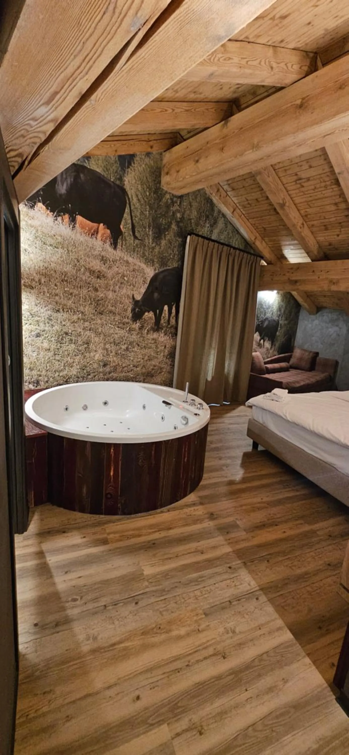 Hot Tub, Bed in Crimea Wine Hotel