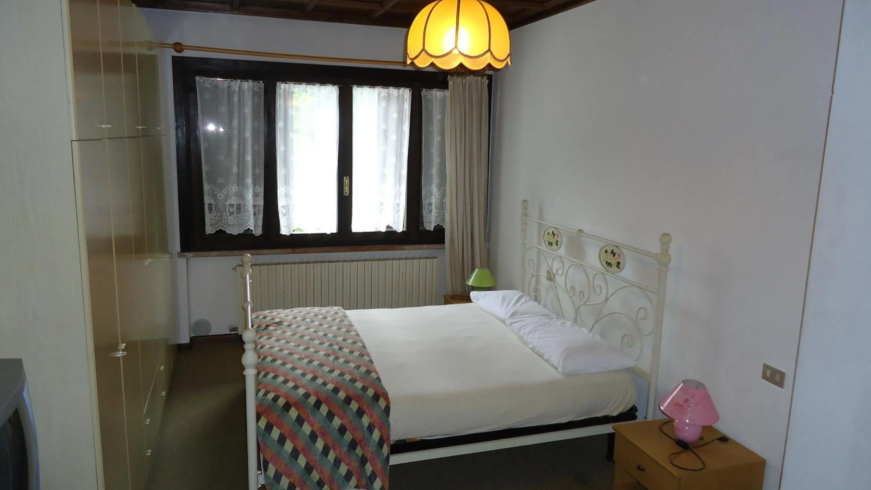 Photo of the whole room, Bed in Residence Regina Delle Dolomiti