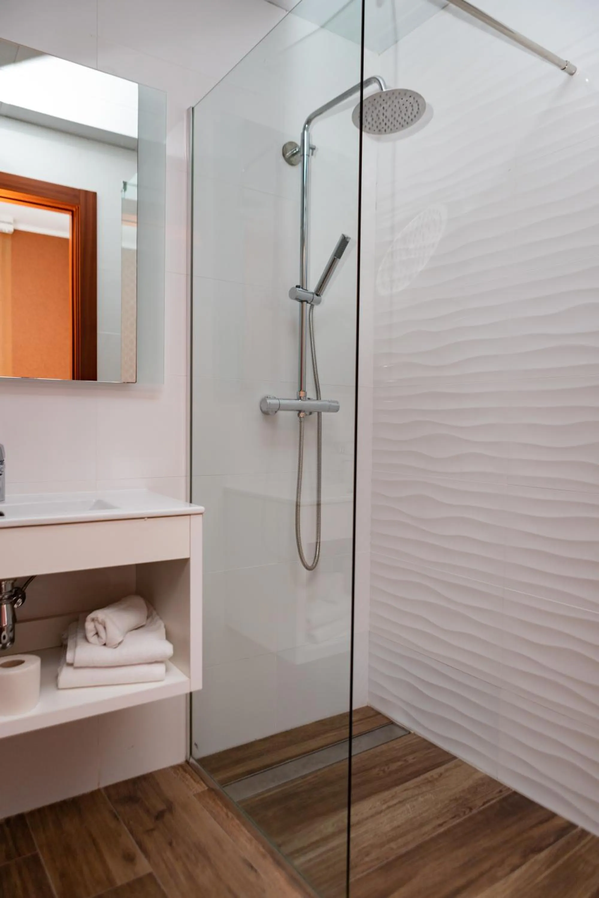 Shower in Hotel Haromar