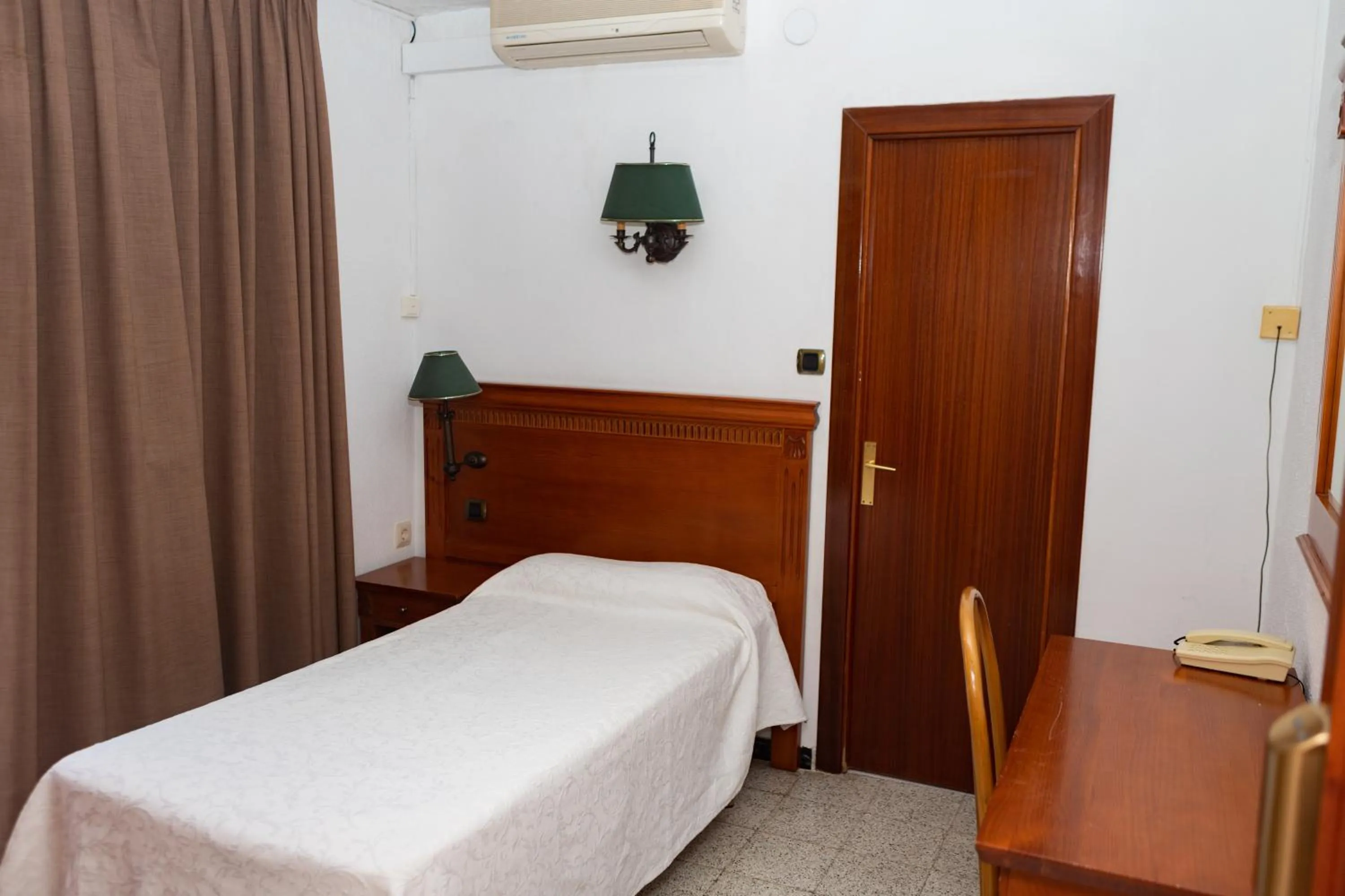 Bed in Hotel Haromar