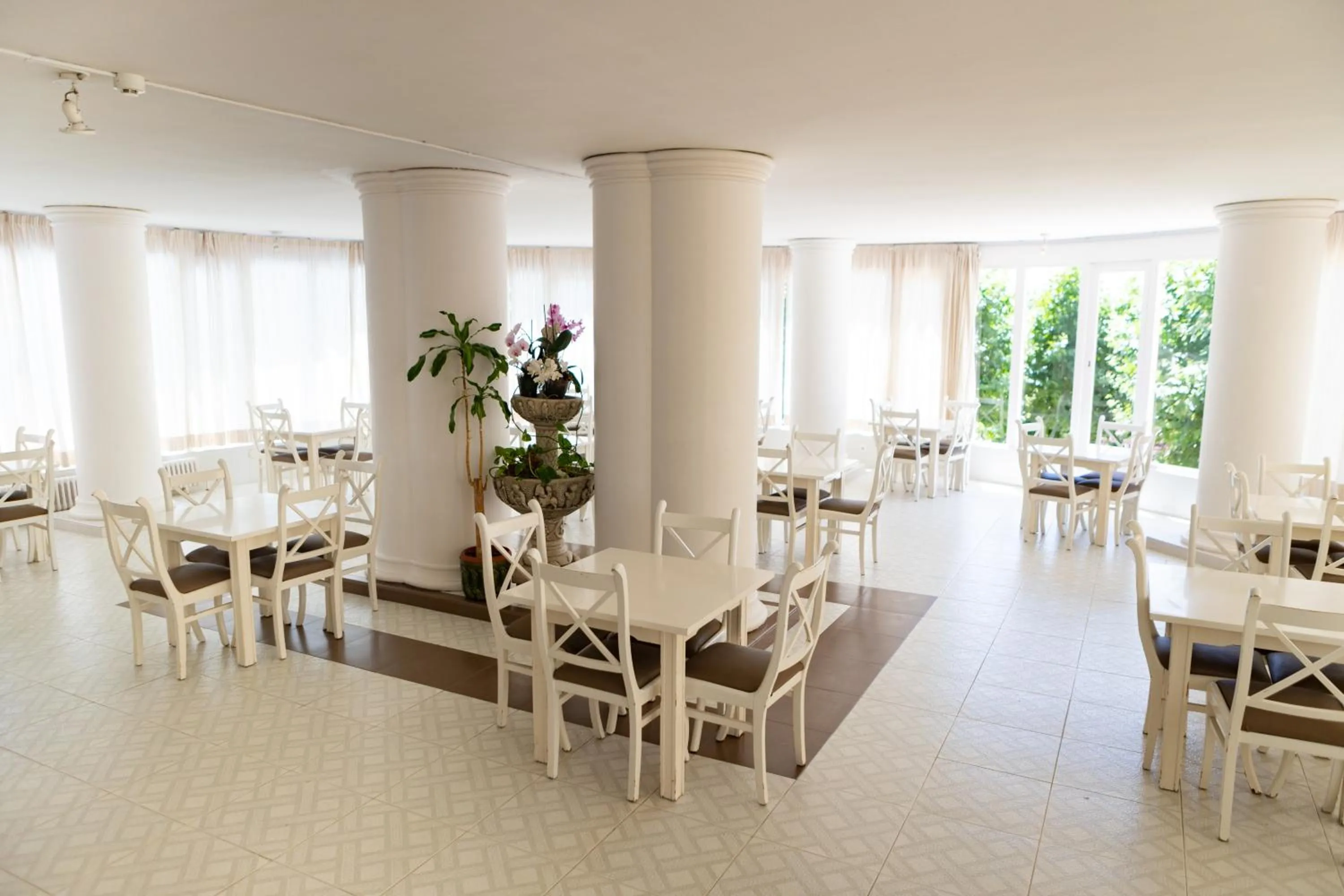 Communal lounge/ TV room in Hotel Haromar