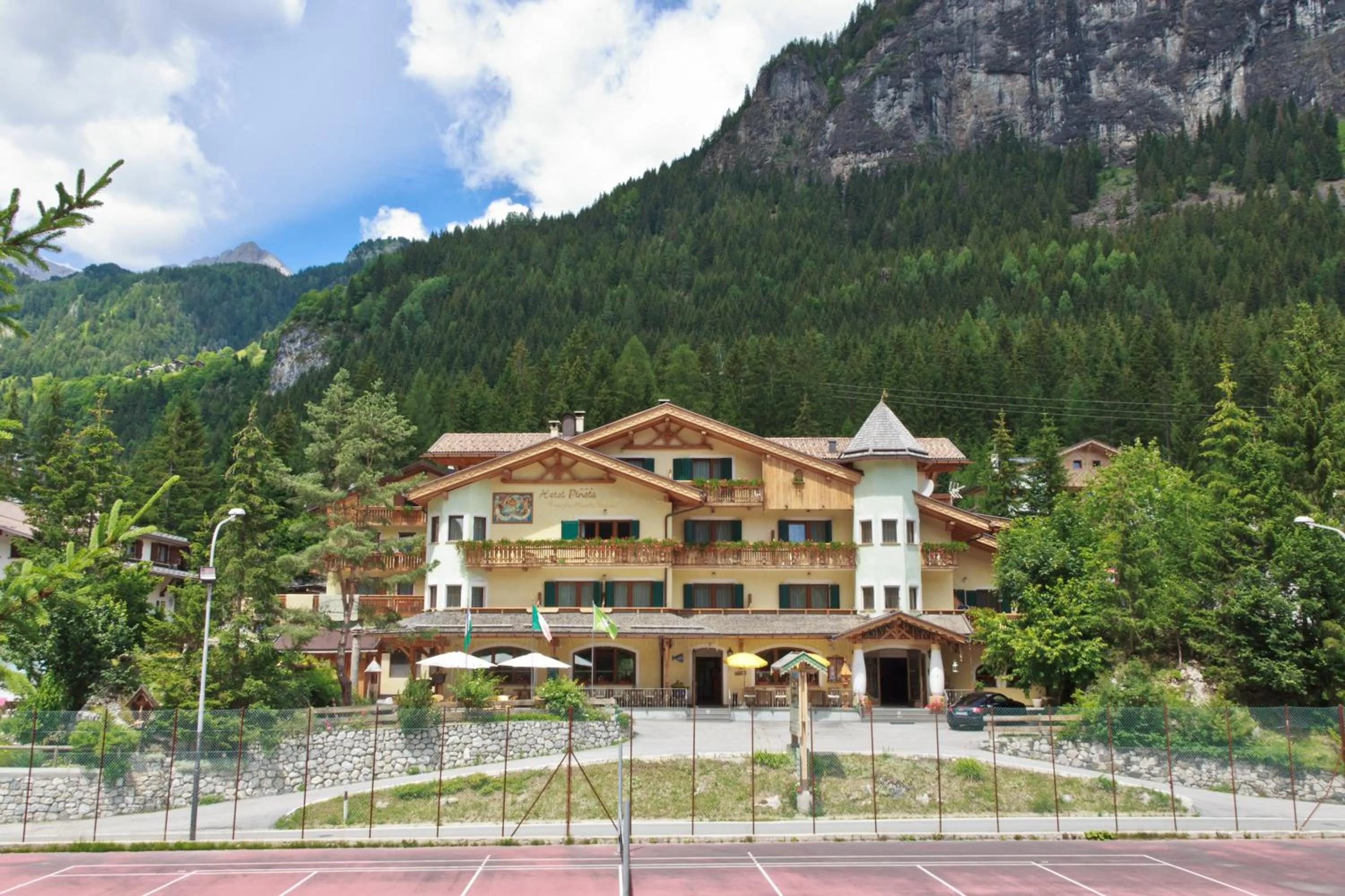 Facade/entrance in Pineta Pastry Hotel