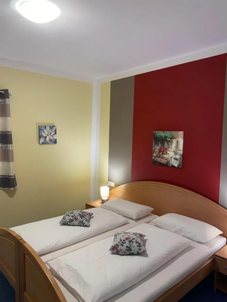 Bed in Garni Hotel Post