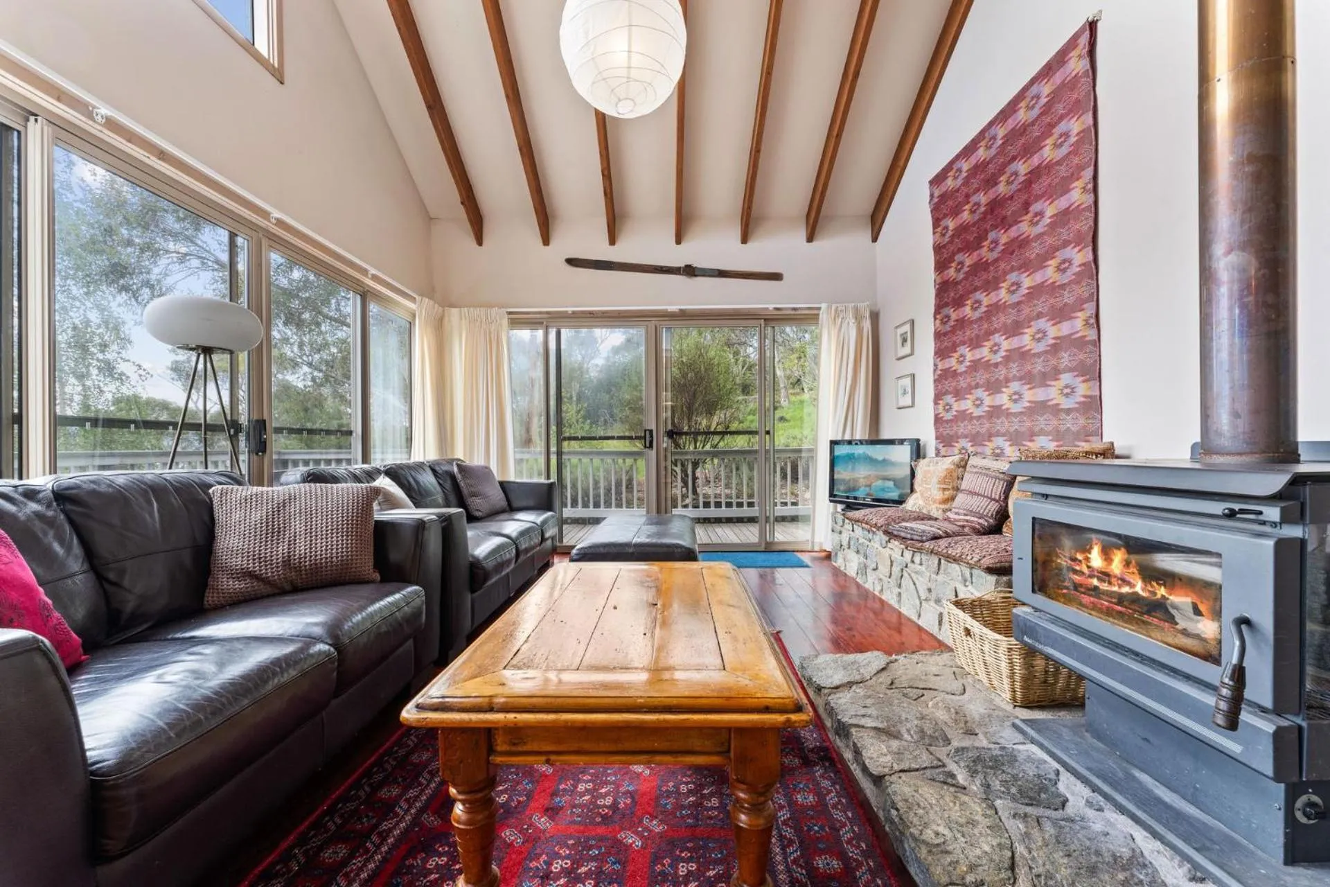 Snowgums on the Lake - Charming 4BR Home l Amazing Lake Views l Balcony