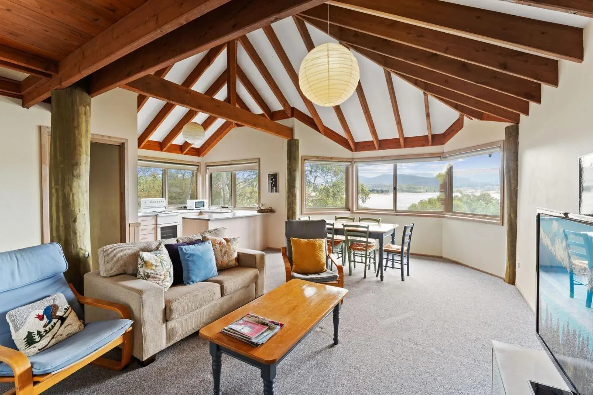Snowgums on the Lake - Charming 4BR Home l Amazing Lake Views l Balcony Snowgums on the Lake - Charming 4BR Home l Amazing Lake Views l Balcony