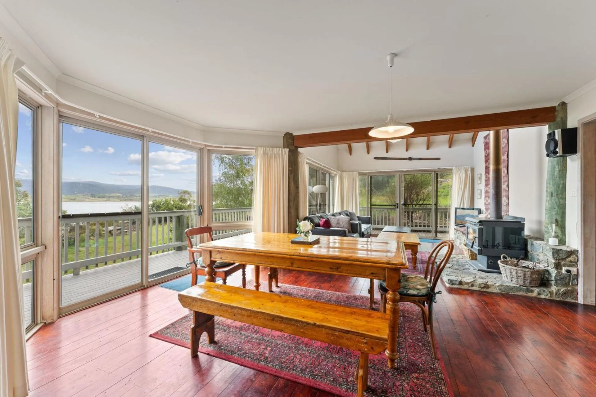Snowgums on the Lake - Charming 4BR Home l Amazing Lake Views l Balcony