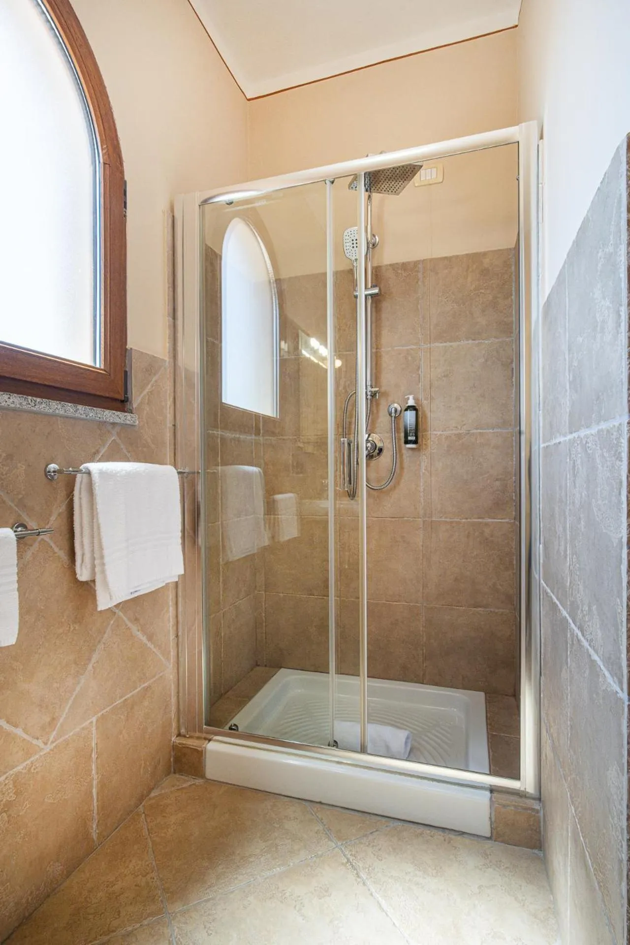 Shower in Hotel Lu Pitrali