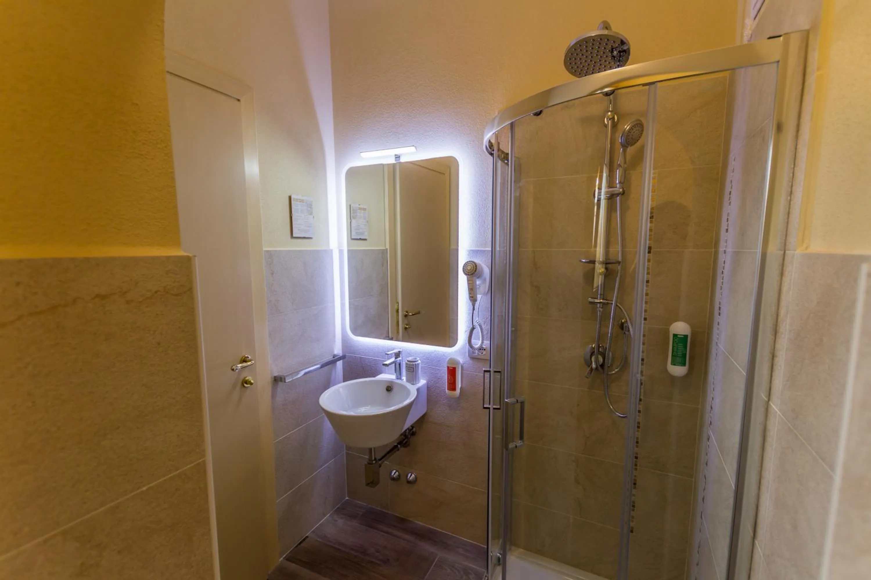 Shower in Hotel Lu Pitrali