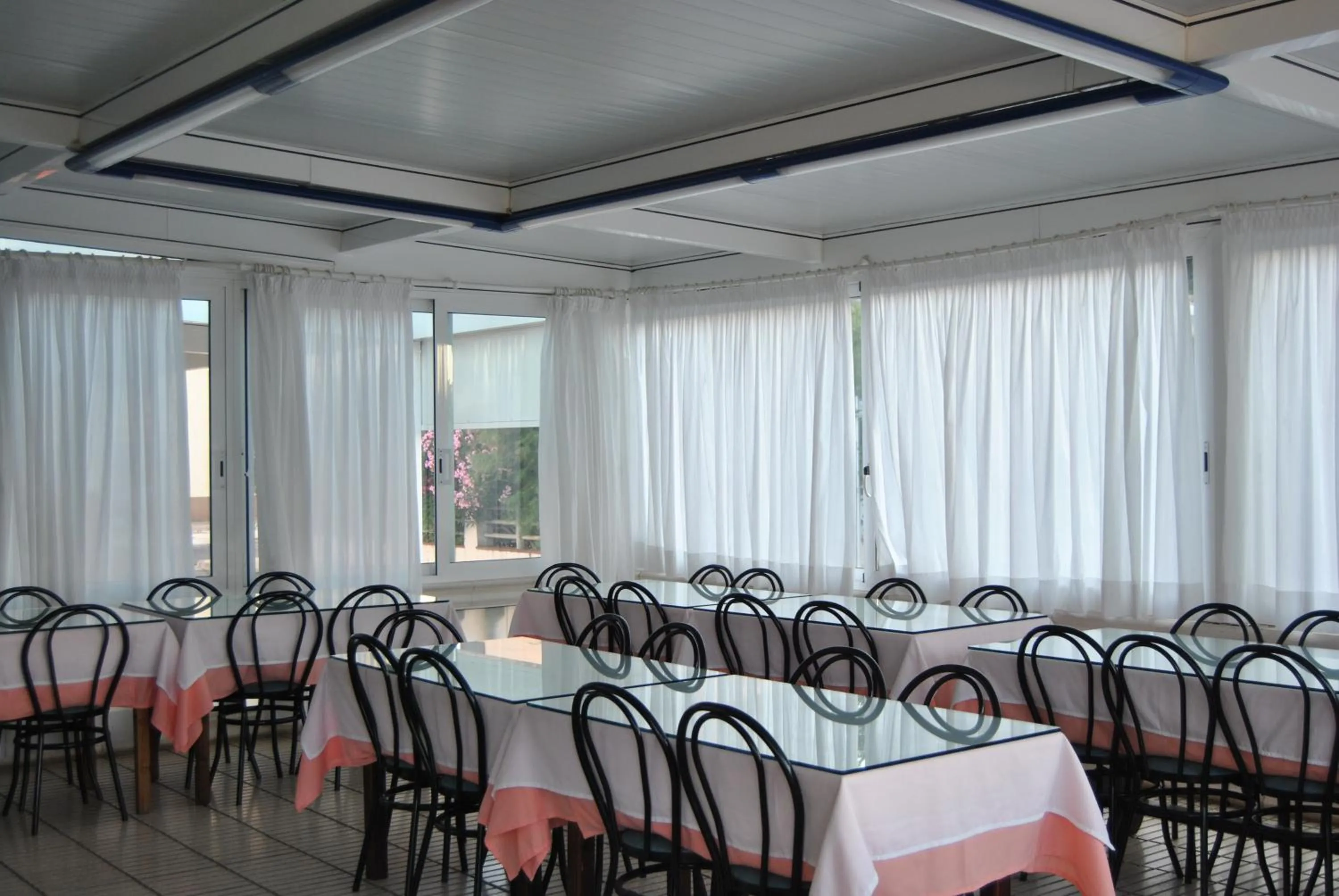 Restaurant/places to eat in Hotel Montana by Bossh! Hotels