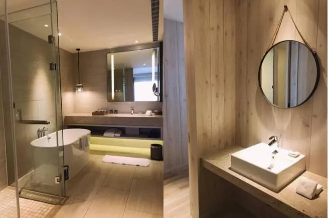 Bathroom in Discovery Hotel