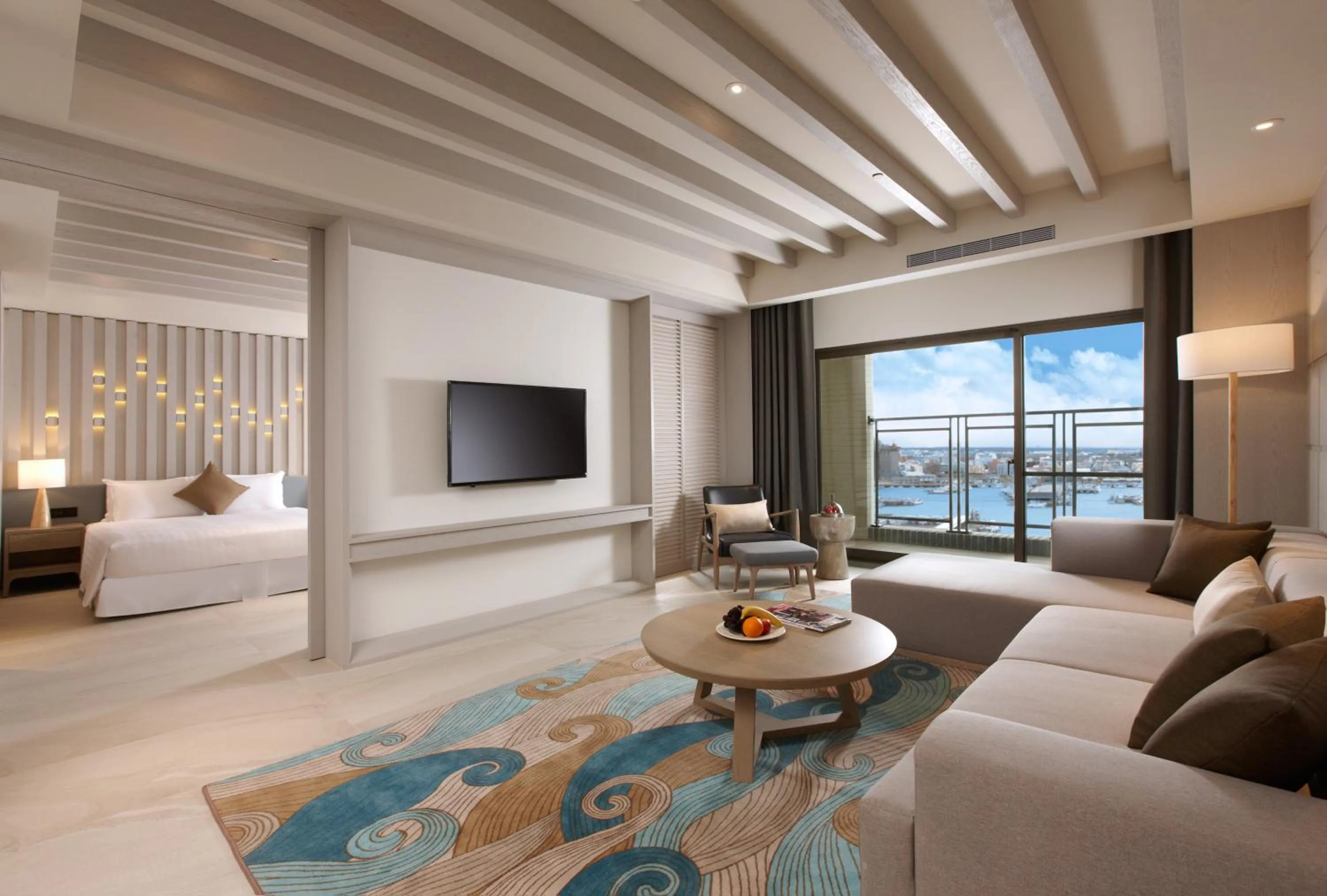 Living room, Bed in Discovery Hotel