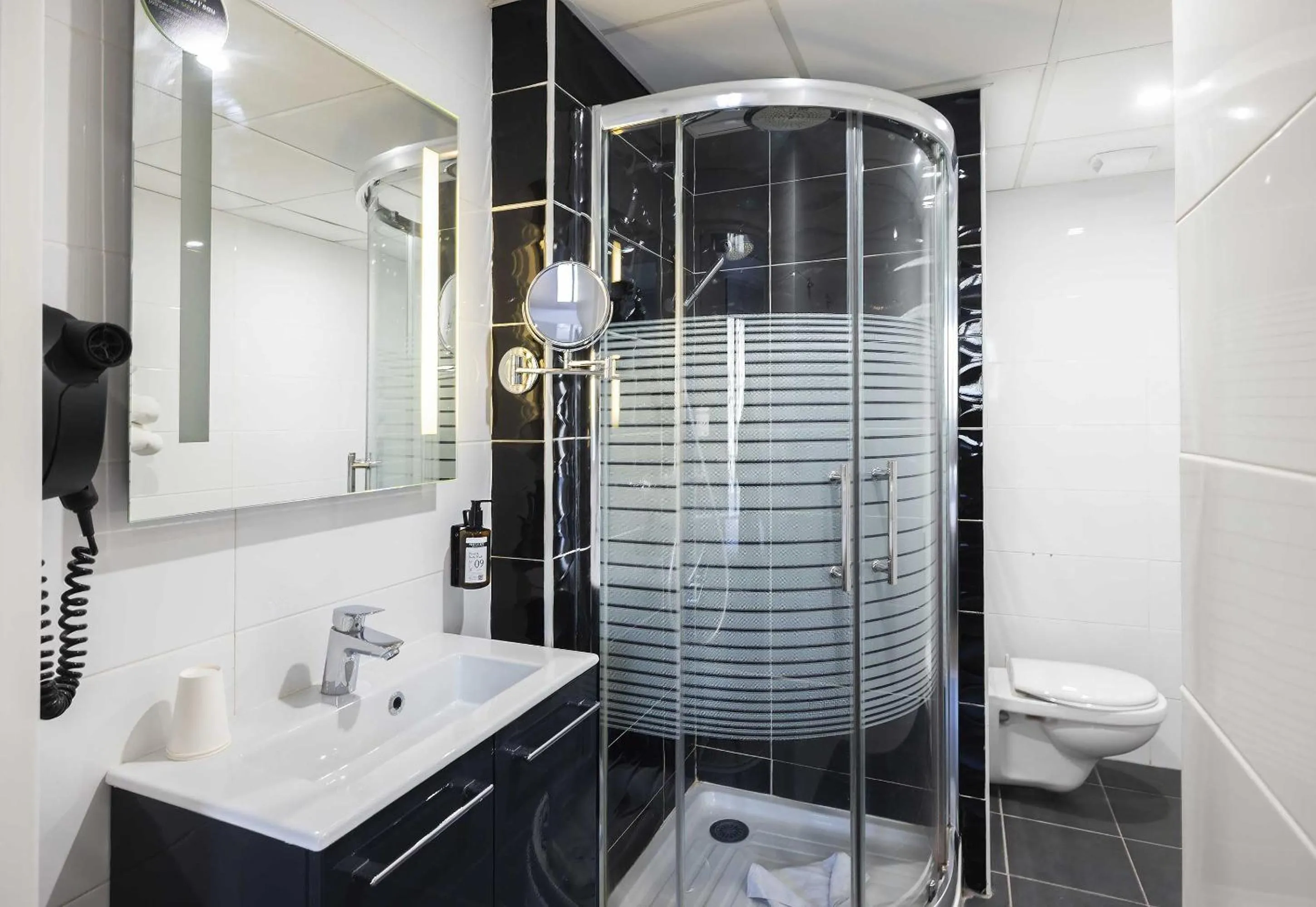 Bathroom in B&B HOTEL Perpignan Centre