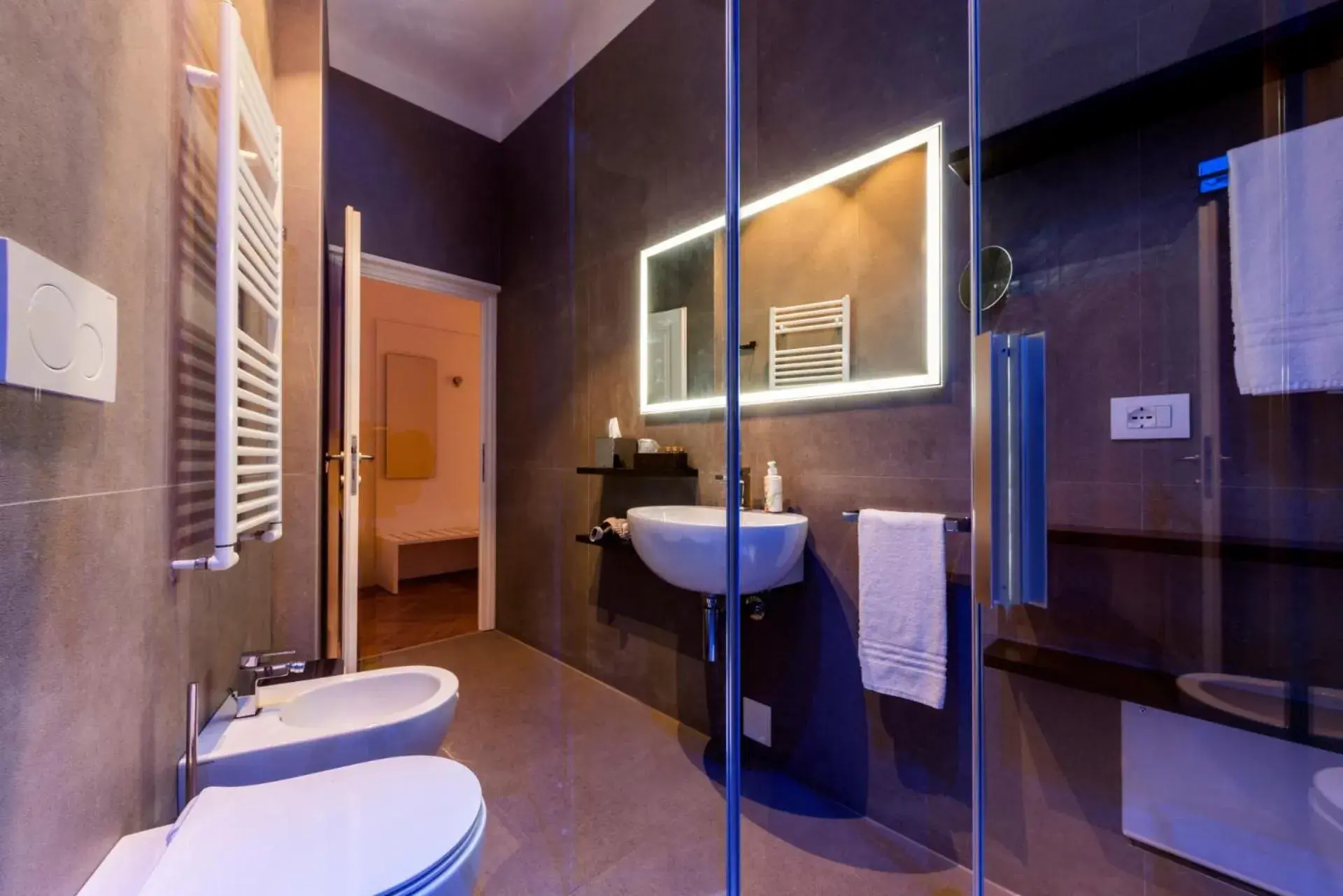 Toilet in Daphne Guest House Toilet in Daphne Guest House