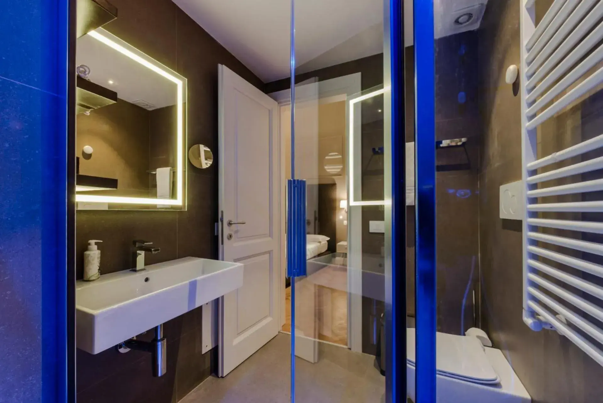 Toilet in Daphne Guest House Toilet in Daphne Guest House