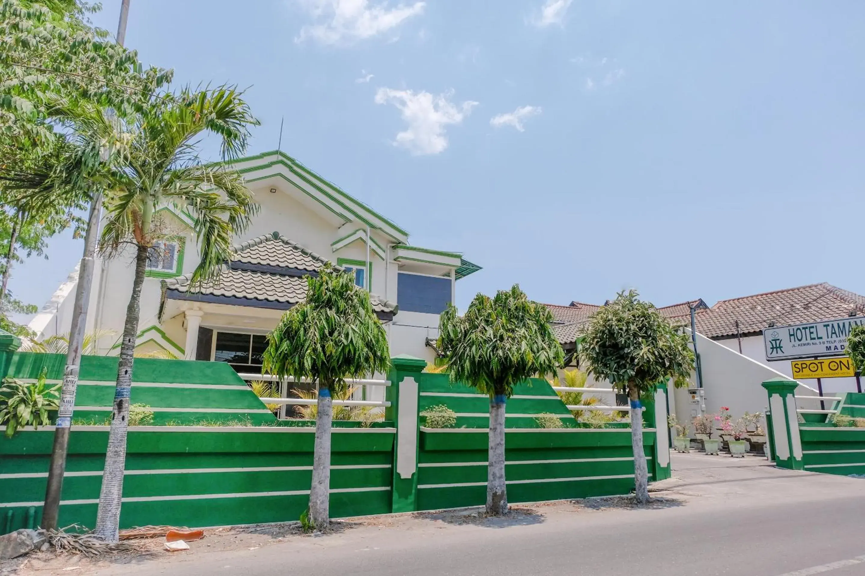 Facade/entrance in Hotel Taman Indah Facade/entrance in Hotel Taman Indah