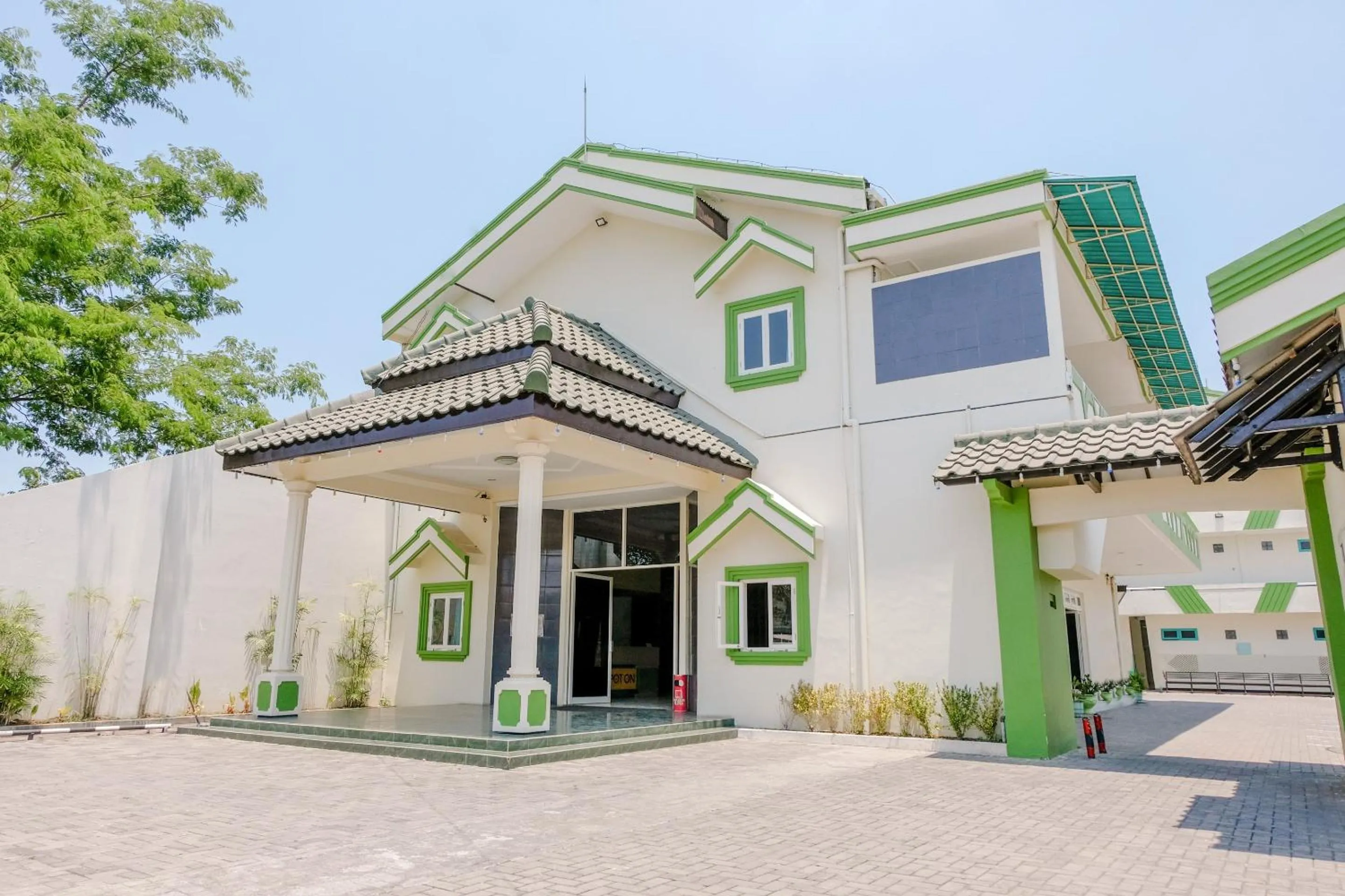 Facade/entrance in Hotel Taman Indah