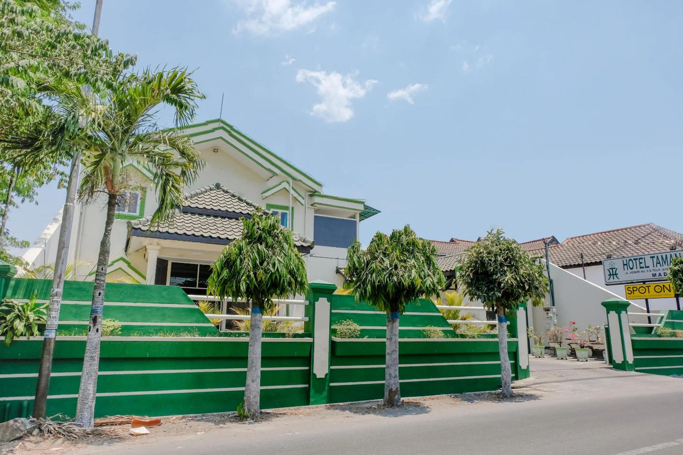 Facade/entrance in Hotel Taman Indah
