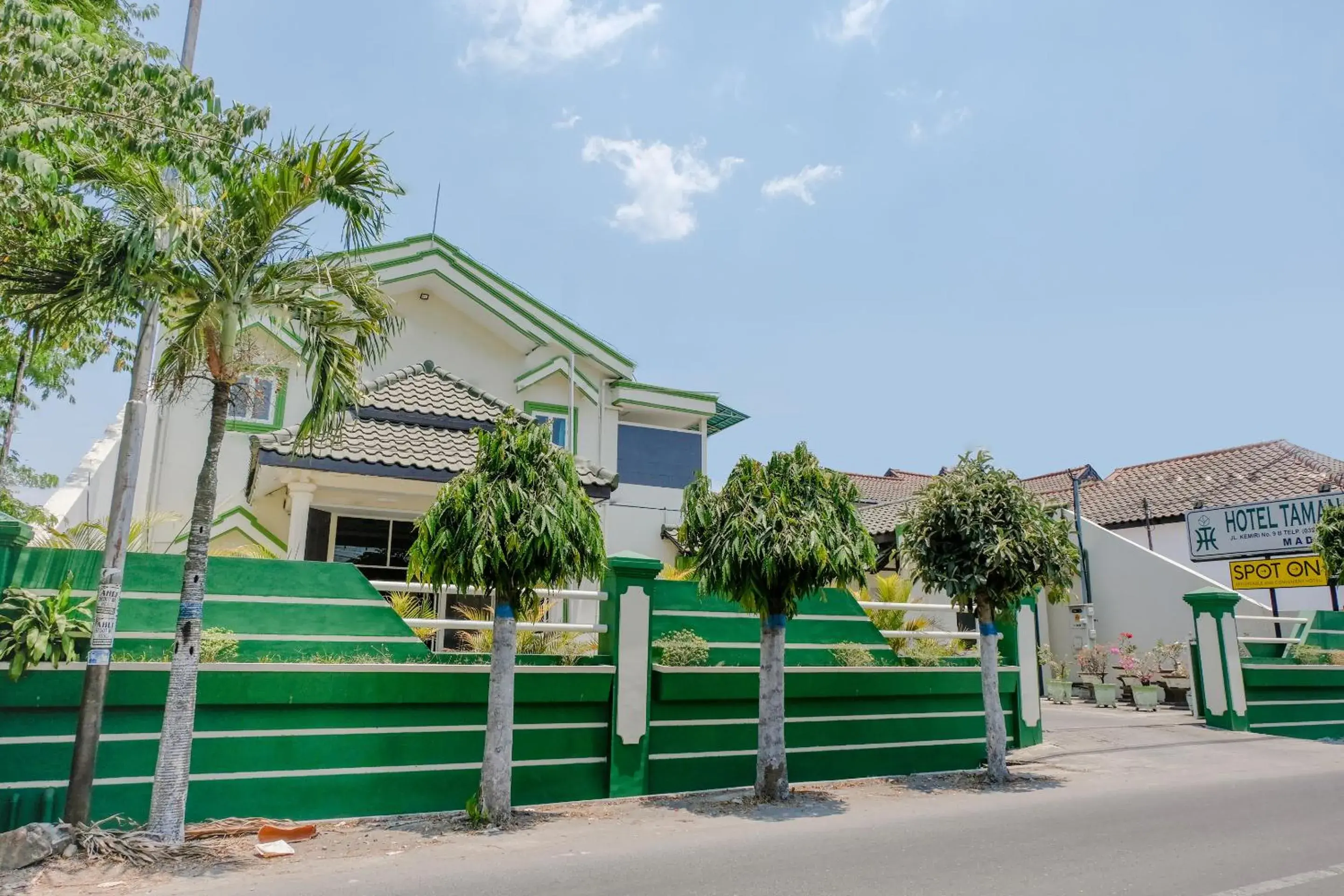 Facade/entrance in Hotel Taman Indah Facade/entrance in Hotel Taman Indah