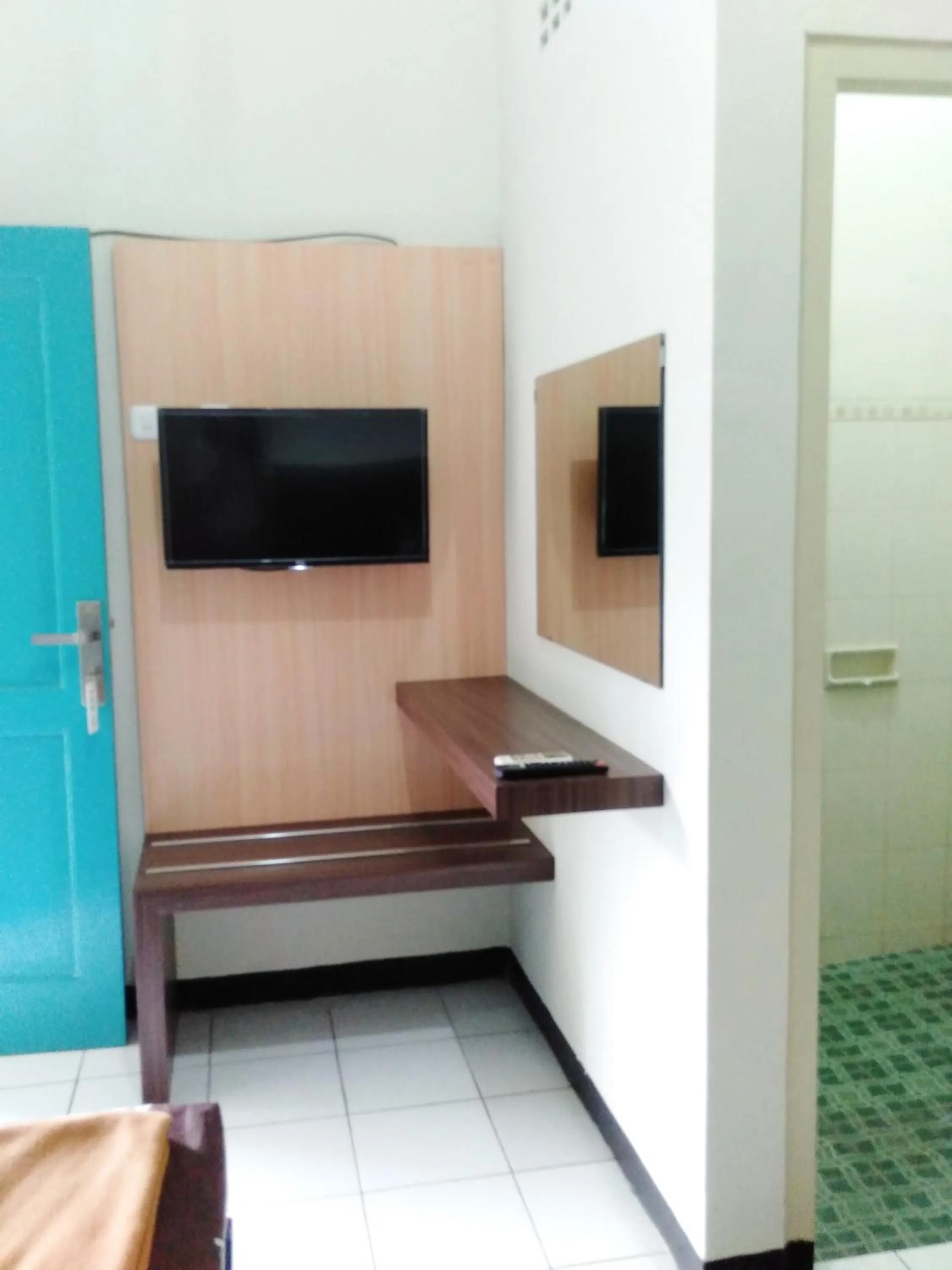 Living room, Bed in Hotel Taman Indah