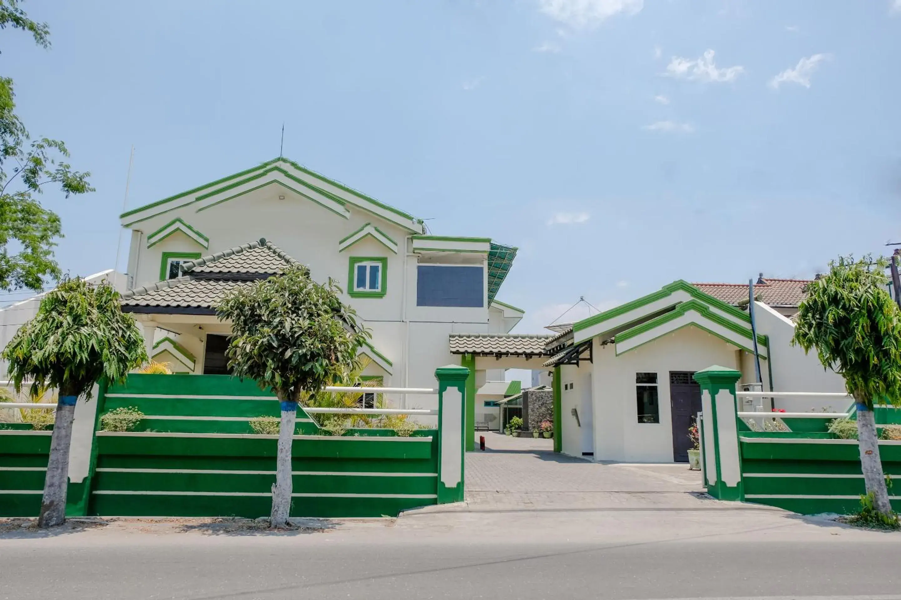 Facade/entrance in Hotel Taman Indah Facade/entrance in Hotel Taman Indah