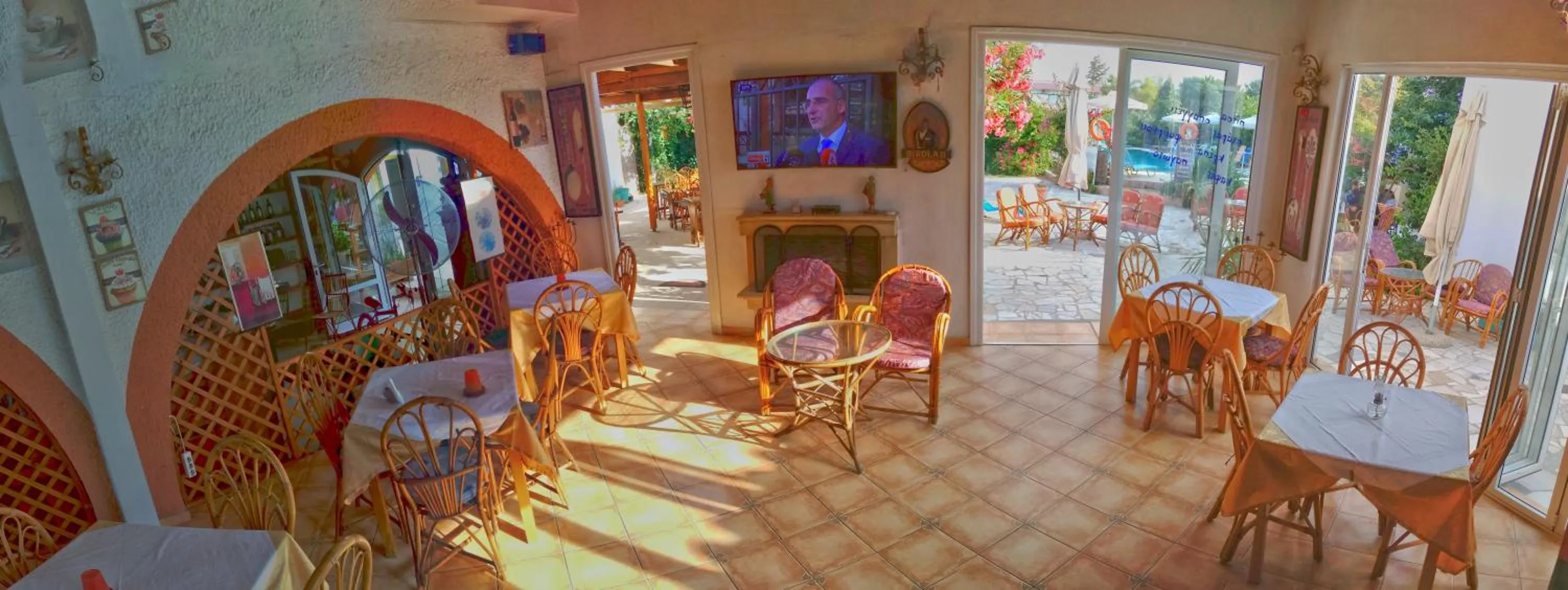 Restaurant/places to eat in Violetta Hotel