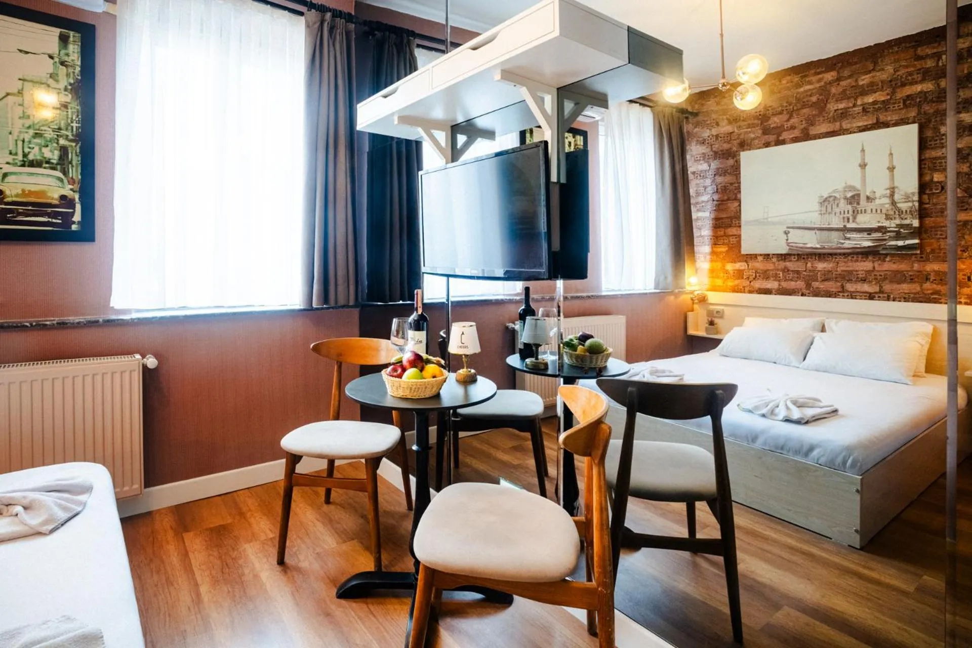 Seating area, Bed in Cheers Porthouse