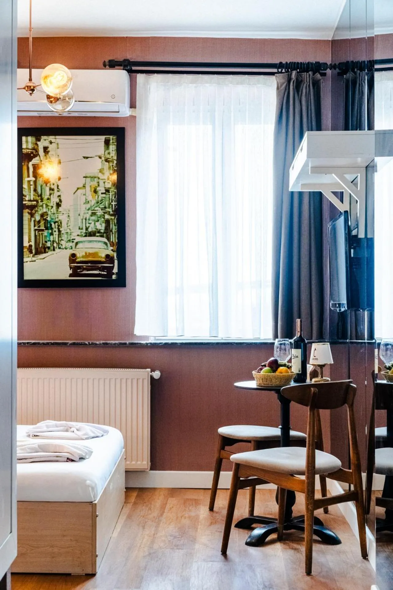 Seating area in Cheers Porthouse