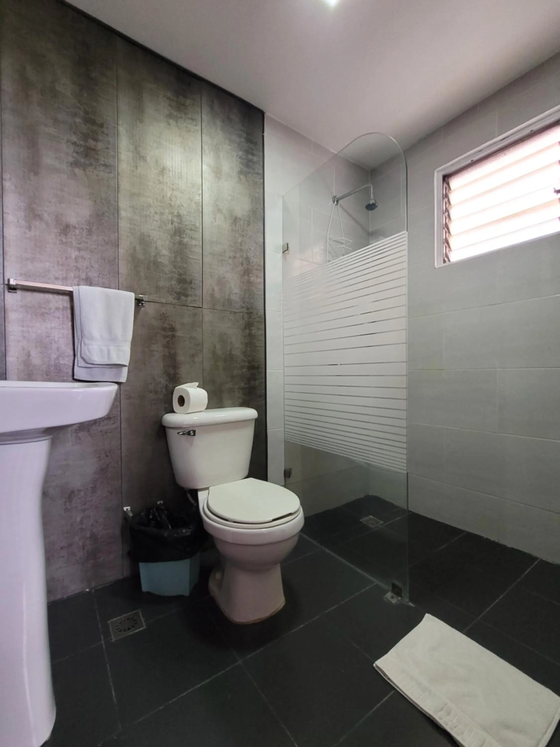 Shower in Hotel Olimpo