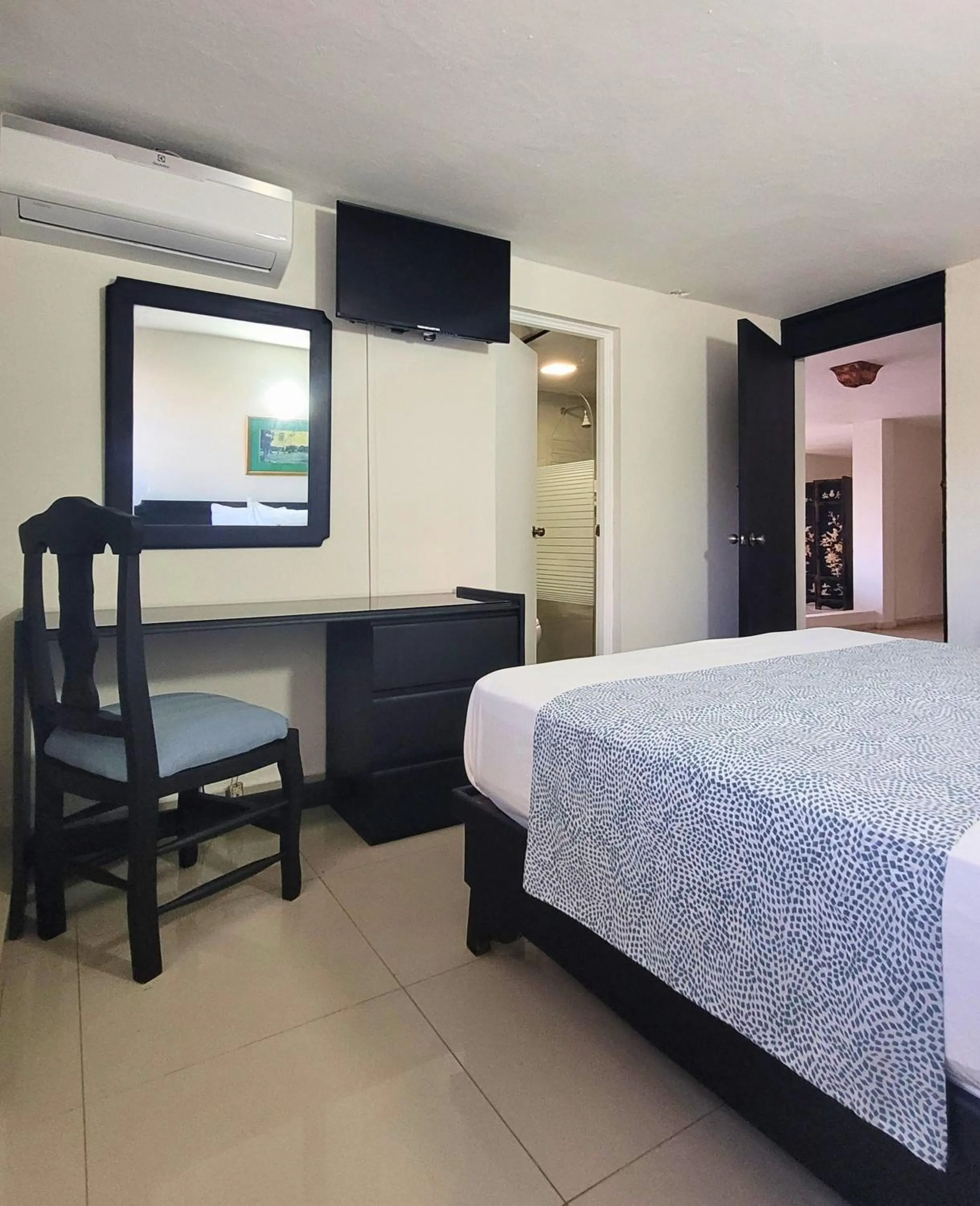 TV and multimedia, Bed in Hotel Olimpo