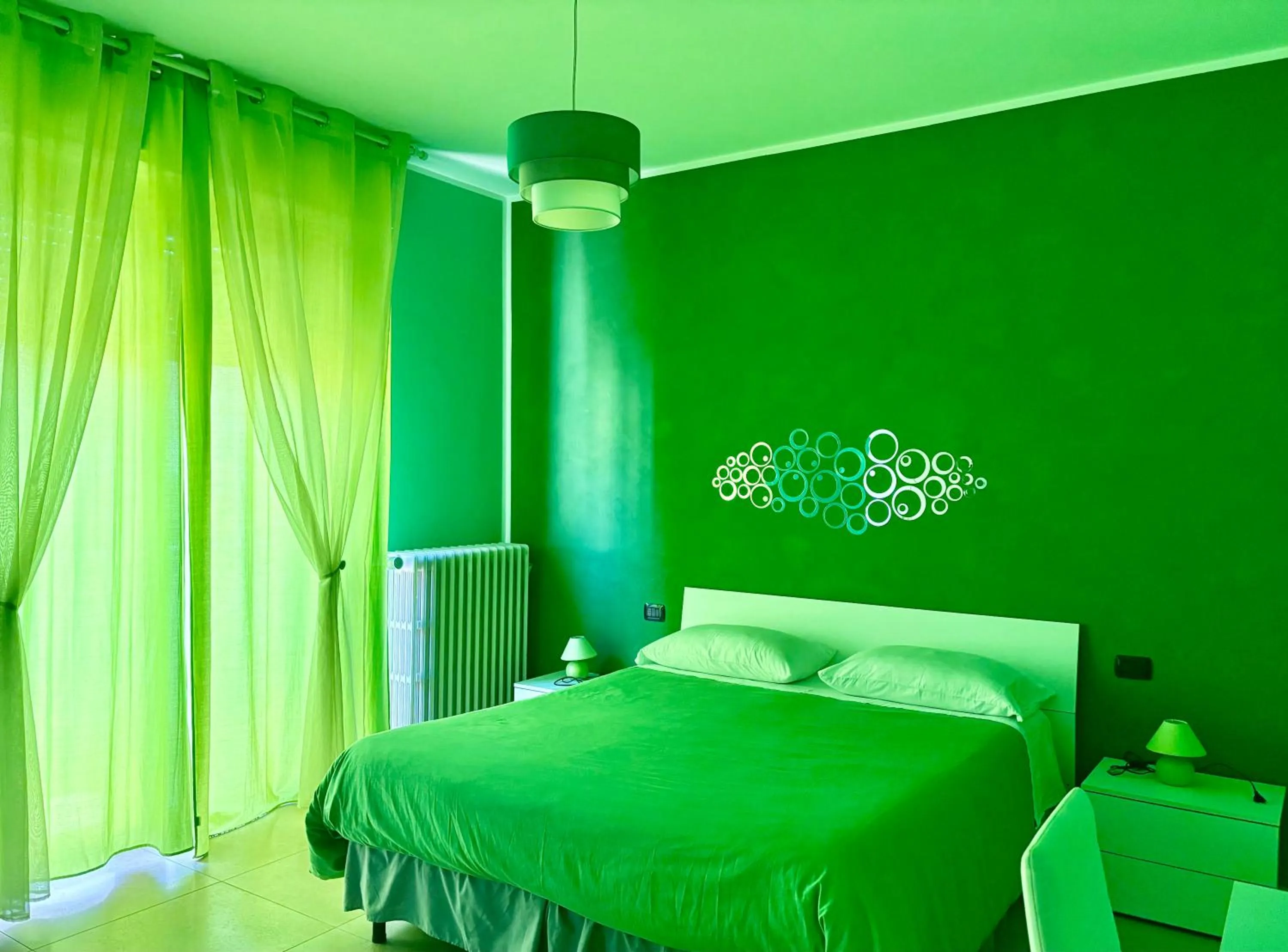 Bed in Color House Malpensa B&B