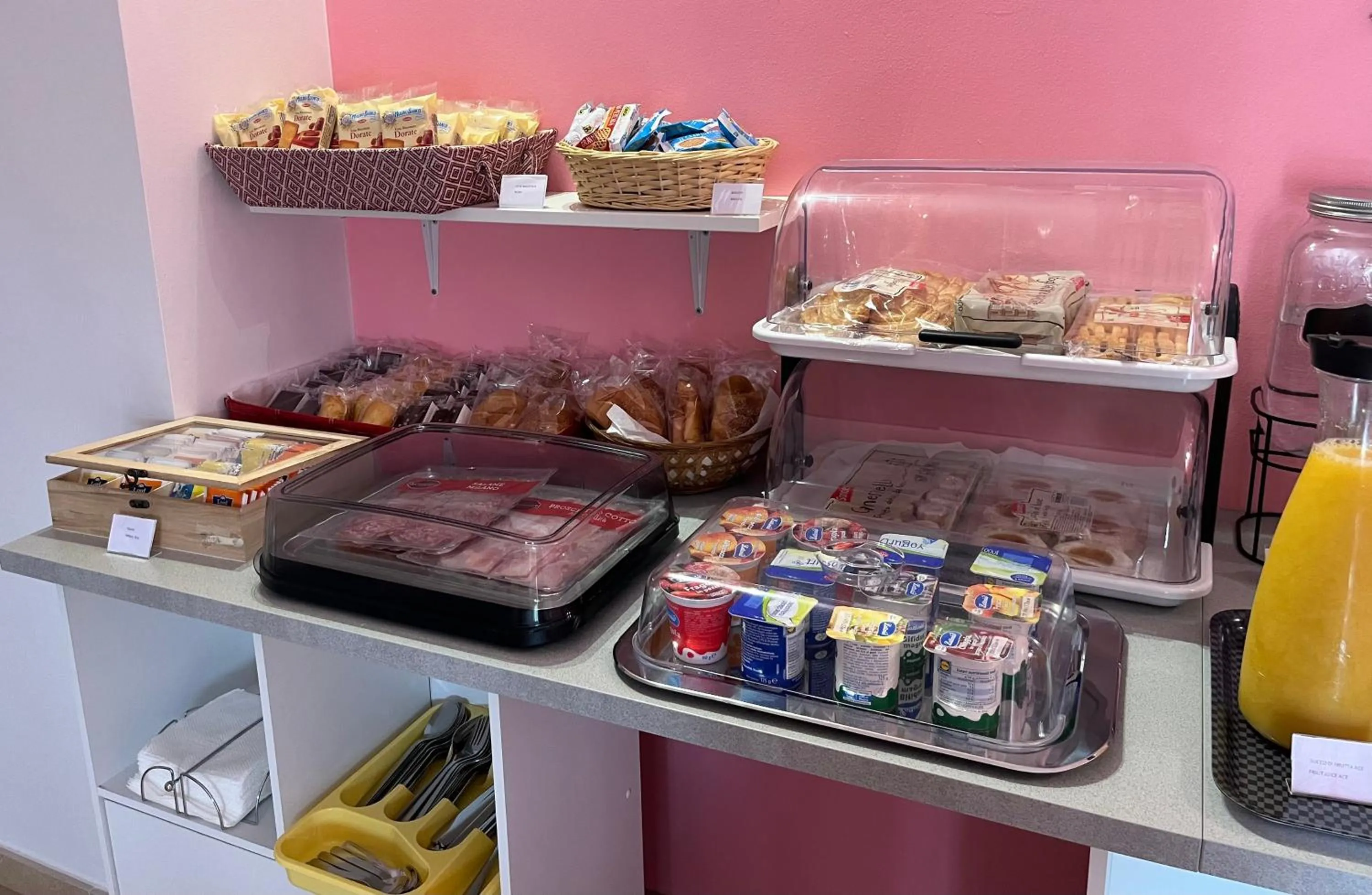 Breakfast in Color House Malpensa B&B