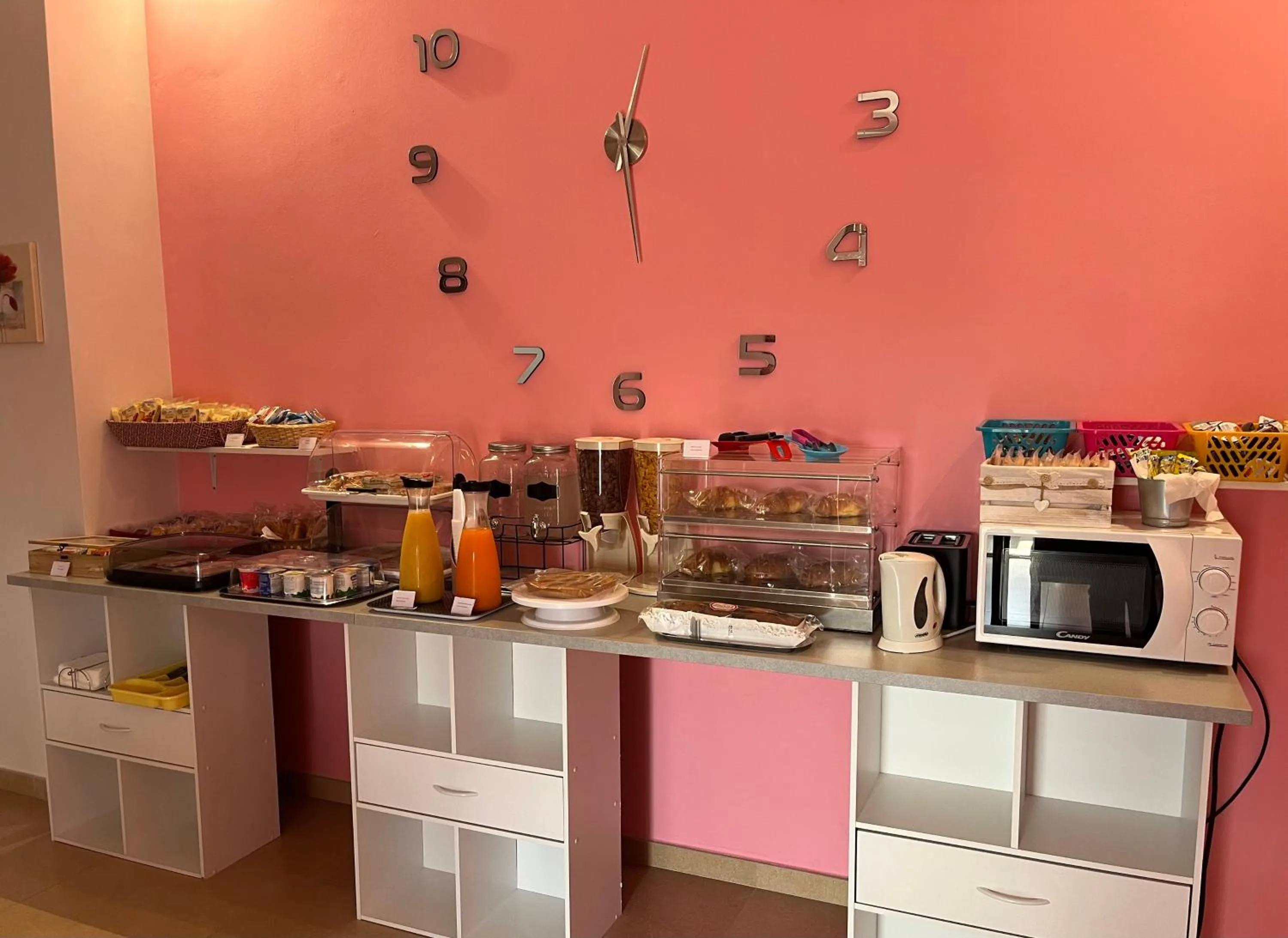 Breakfast in Color House Malpensa B&B