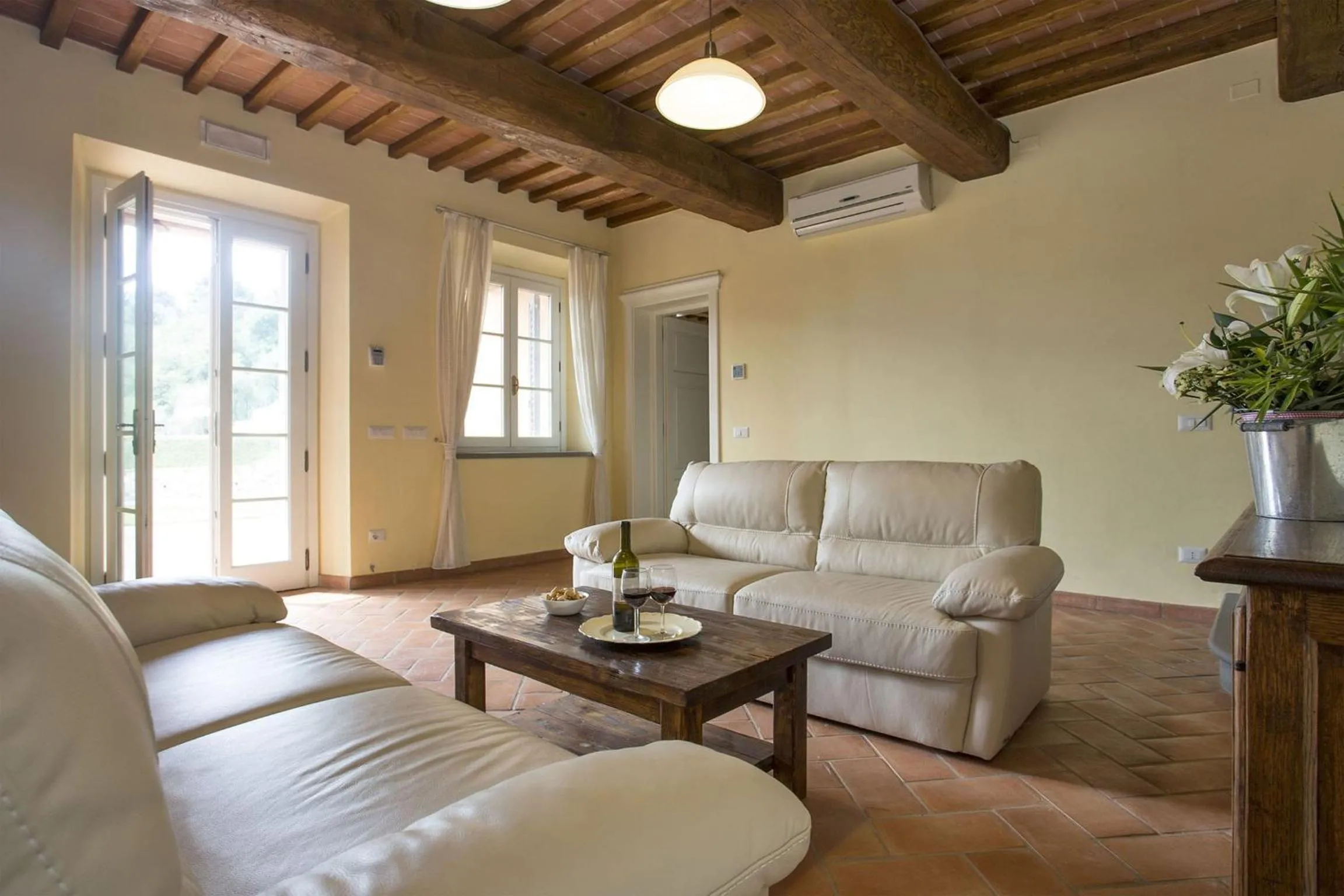 Living room in Santo Stefano 10 by Salogi Villas