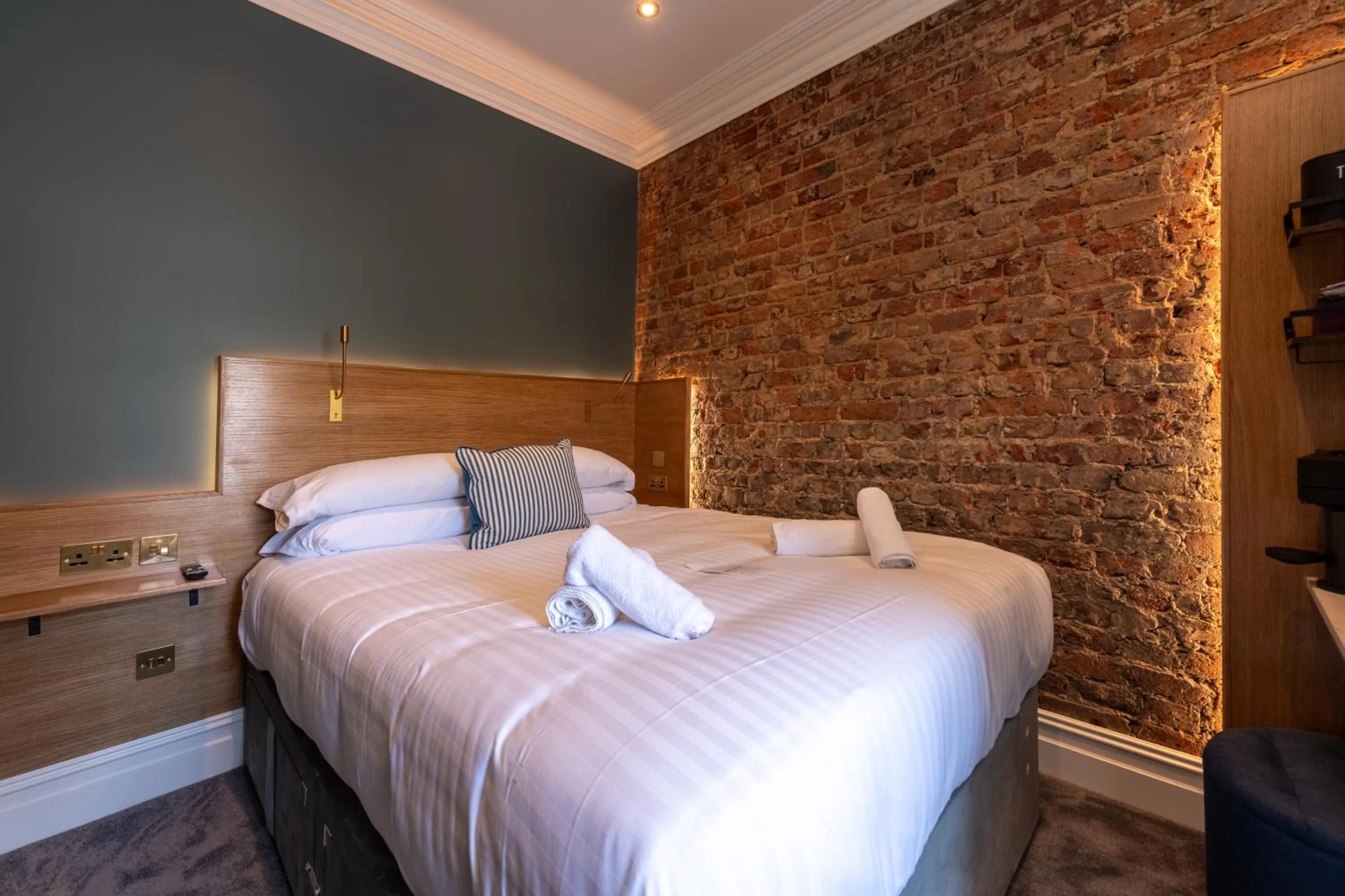 Bed in The Crown Pub & Guesthouse