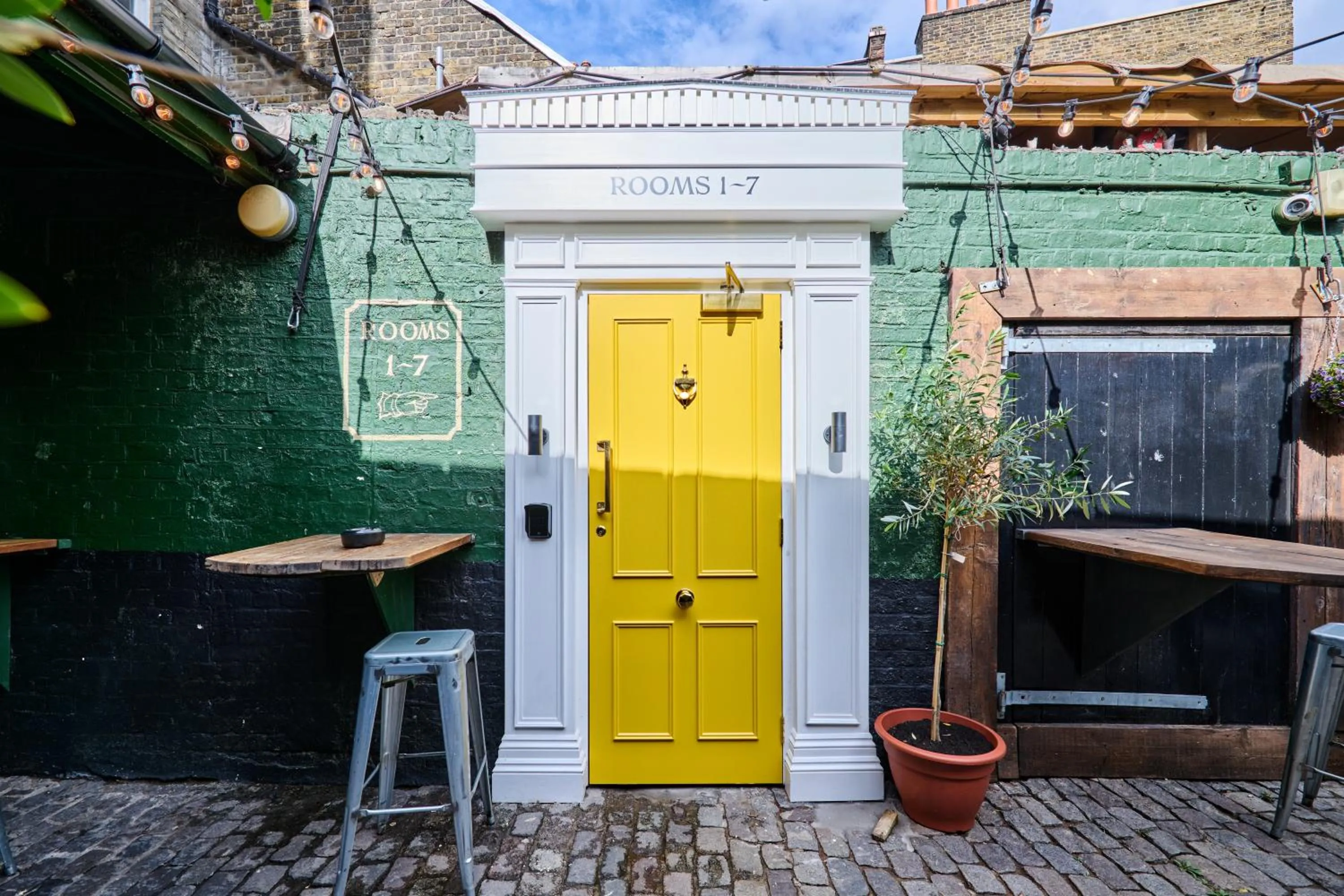 Property building in The Crown Pub & Guesthouse