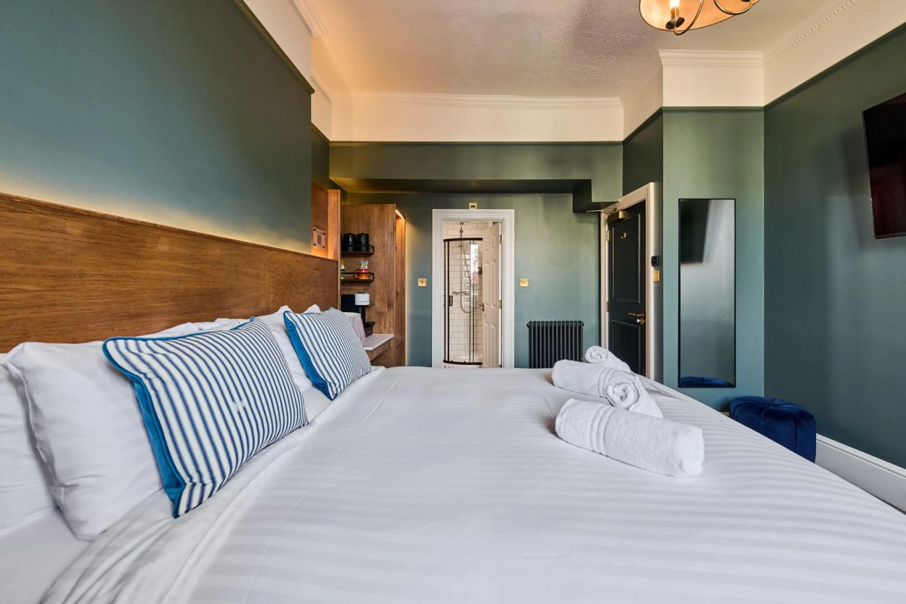 Bed in The Crown Pub & Guesthouse