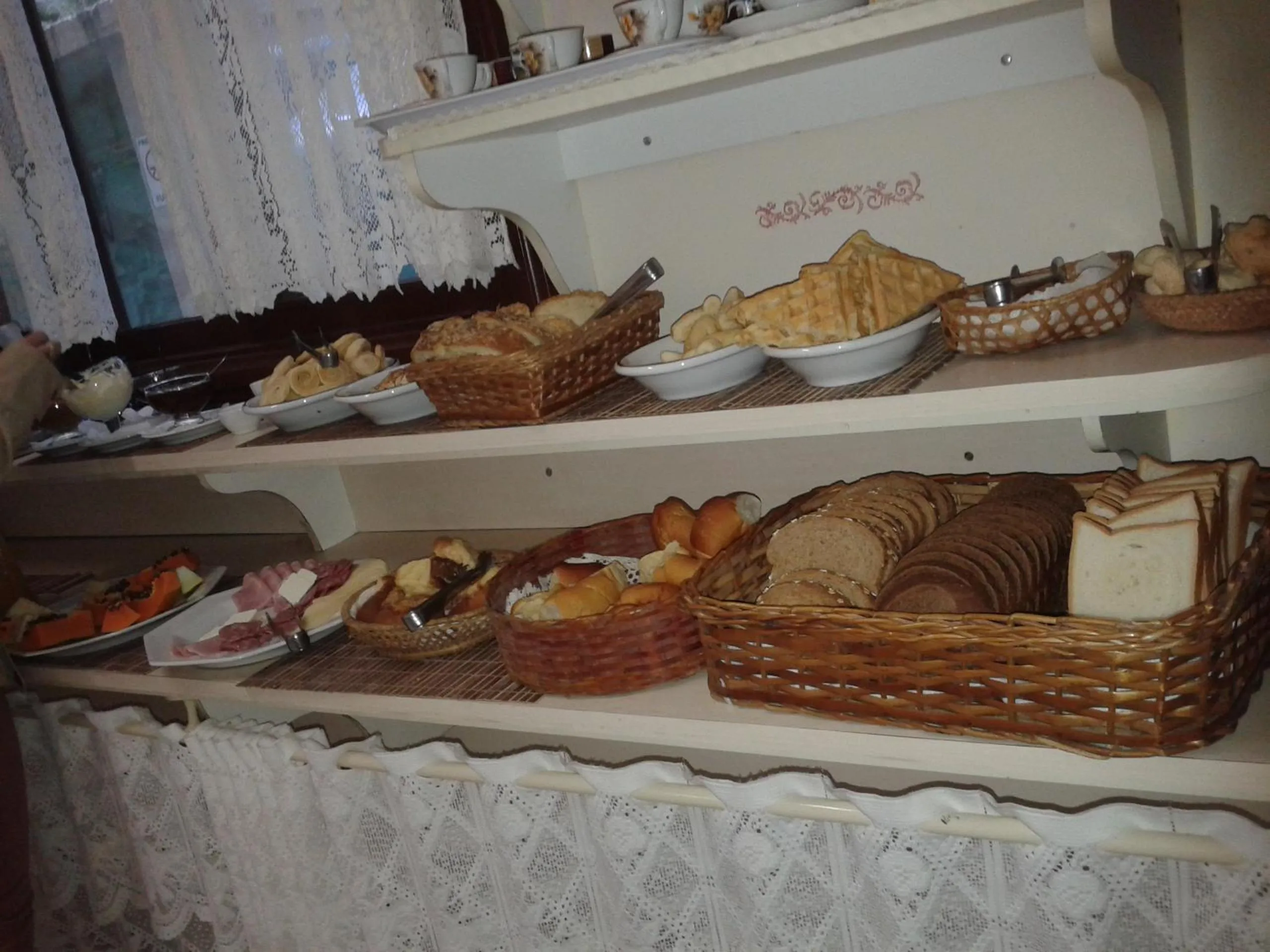 Restaurant/places to eat in Pousada Gardenia Guest House
