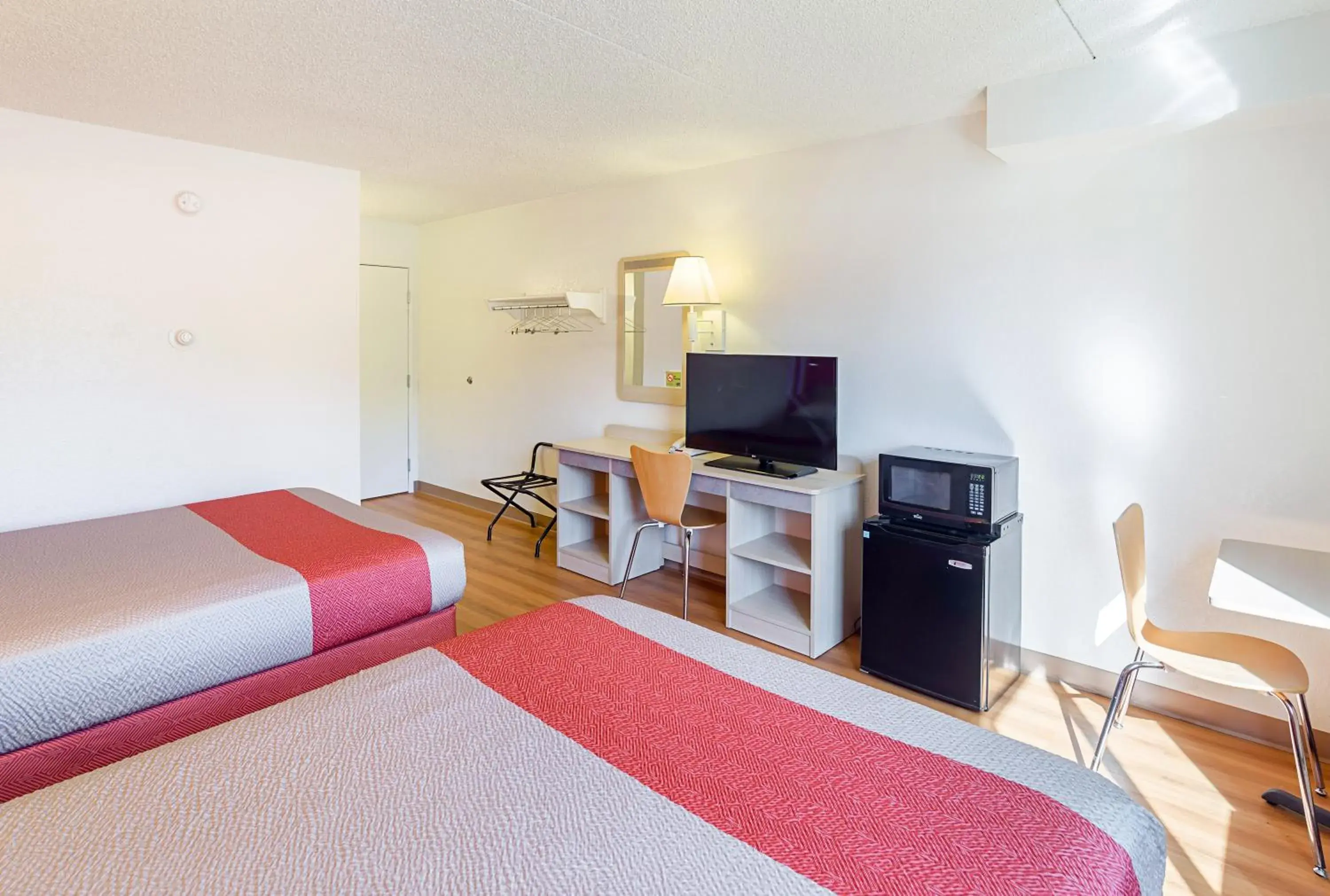 Bedroom, Bed in Motel 6-Spokane, WA - East Bedroom, Bed in Motel 6-Spokane, WA - East