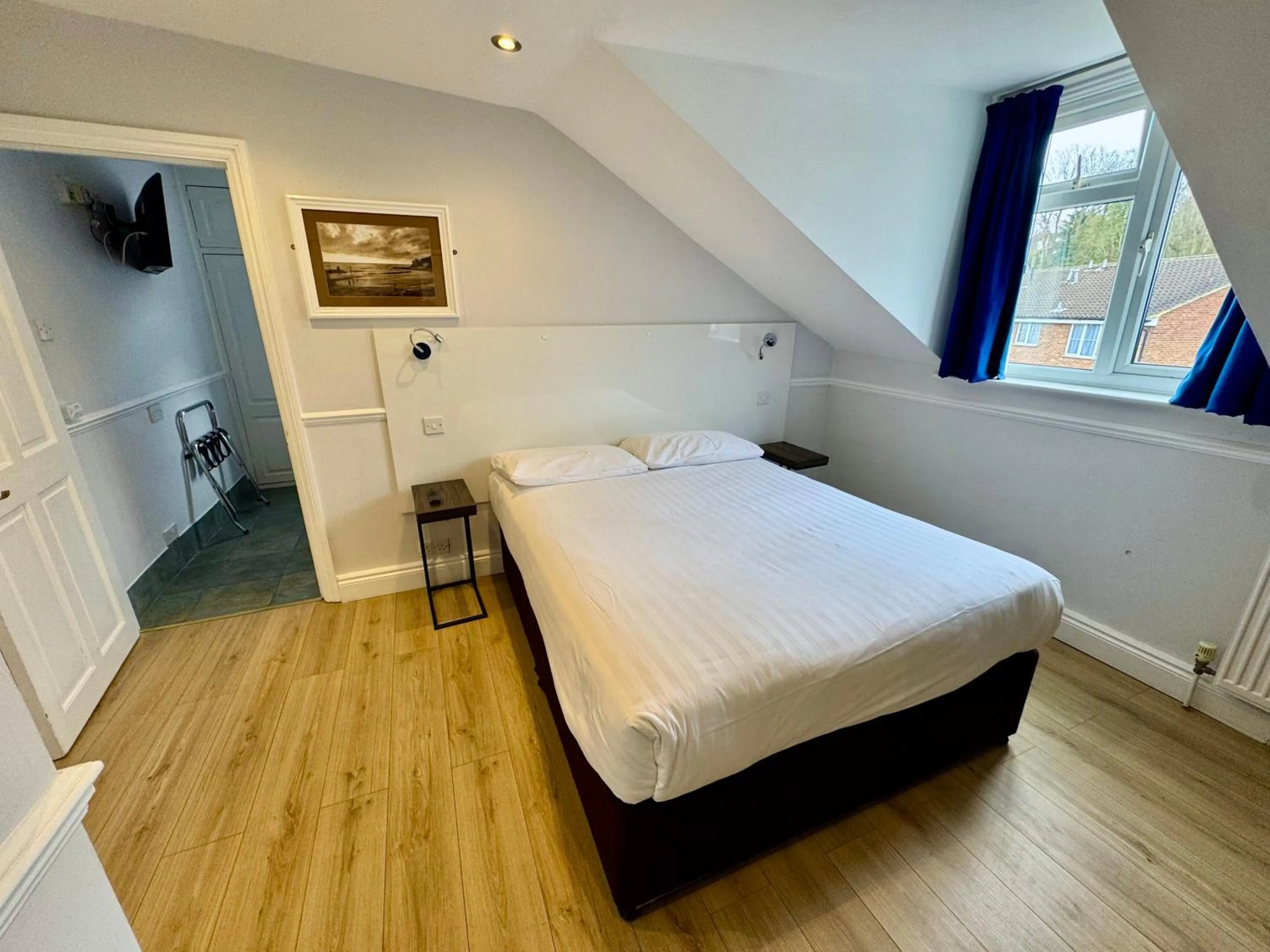 Bed in Brentwood Hotel & Apartments