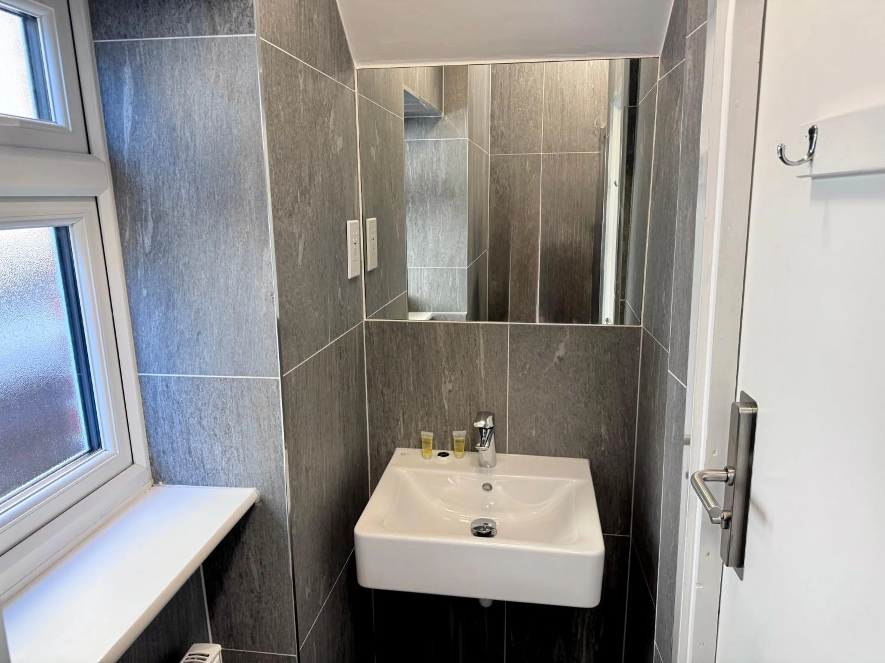 Brentwood Hotel & Apartments