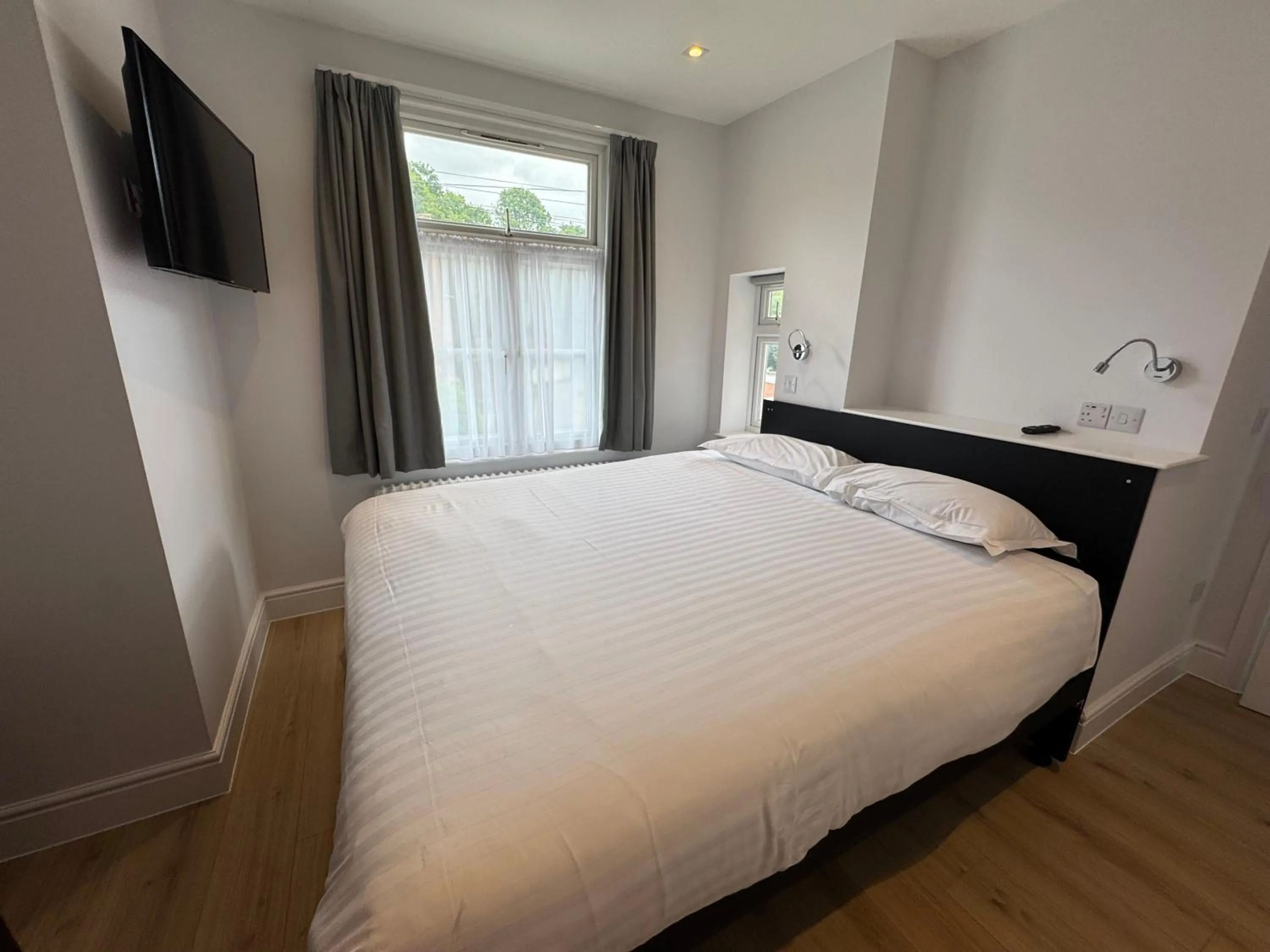 Bed in Brentwood Hotel & Apartments
