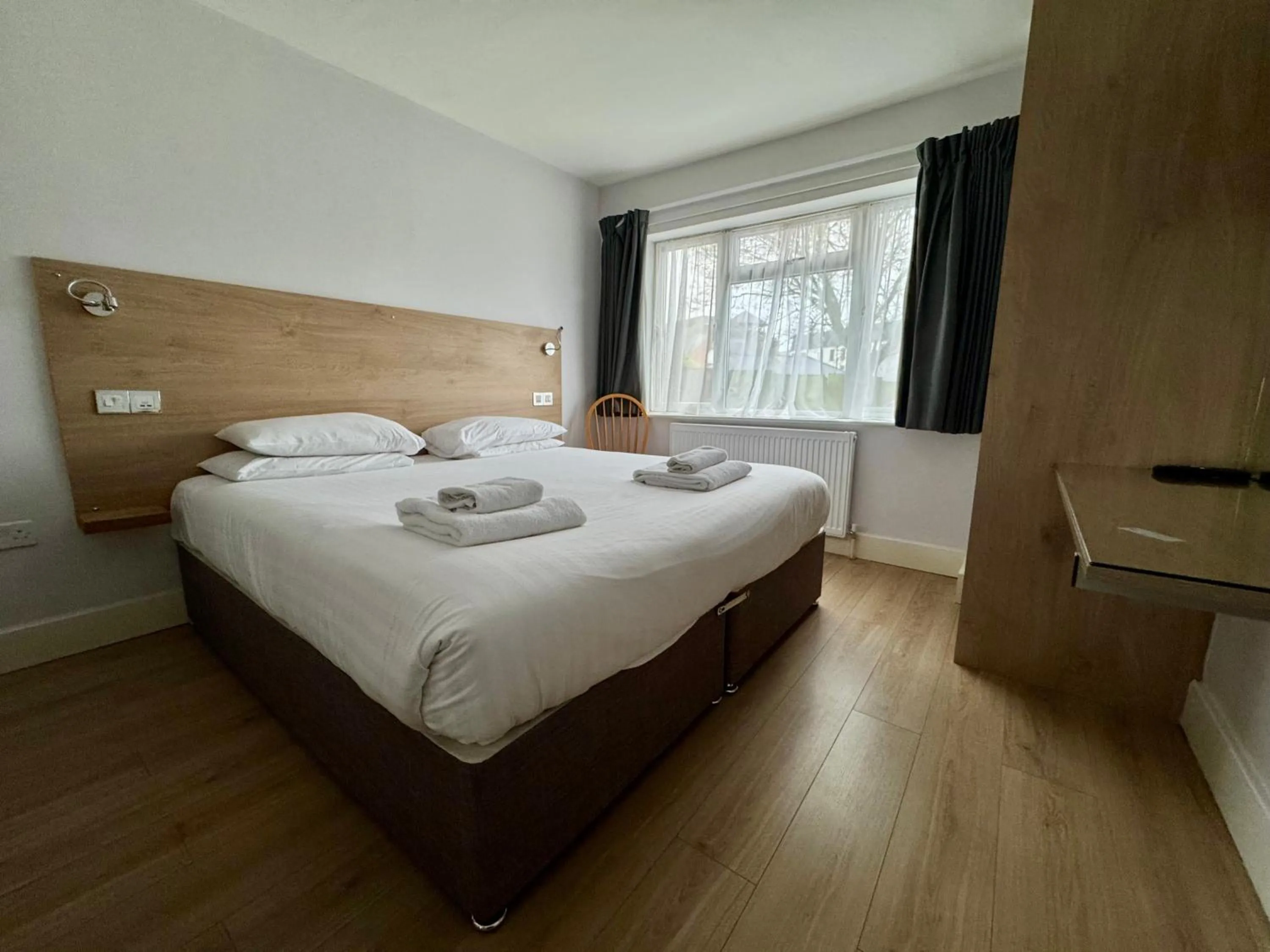 Bed in Brentwood Hotel & Apartments