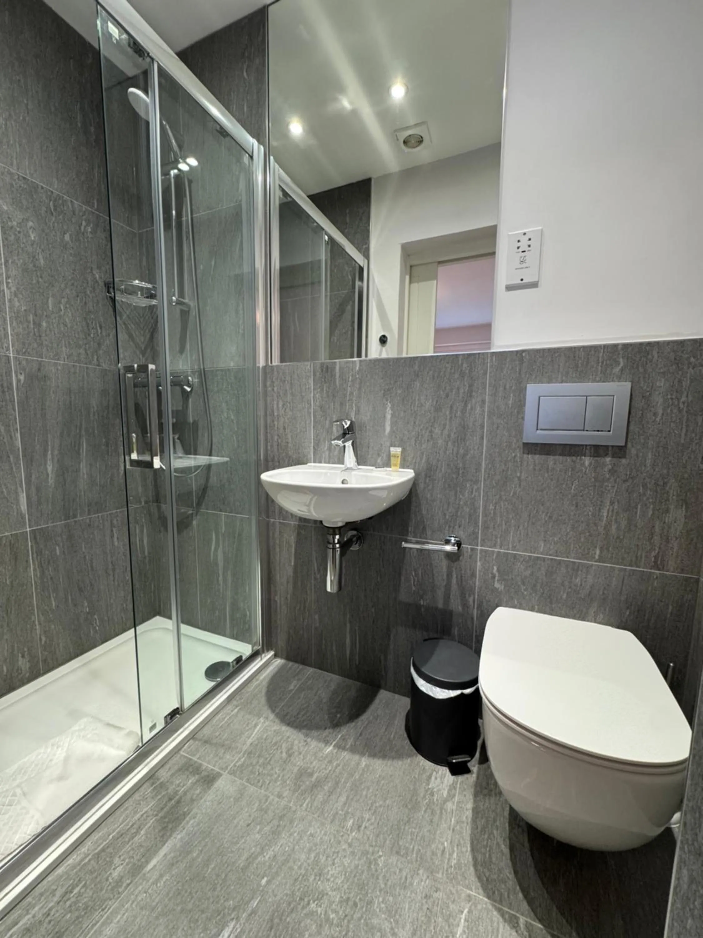 Brentwood Hotel & Apartments