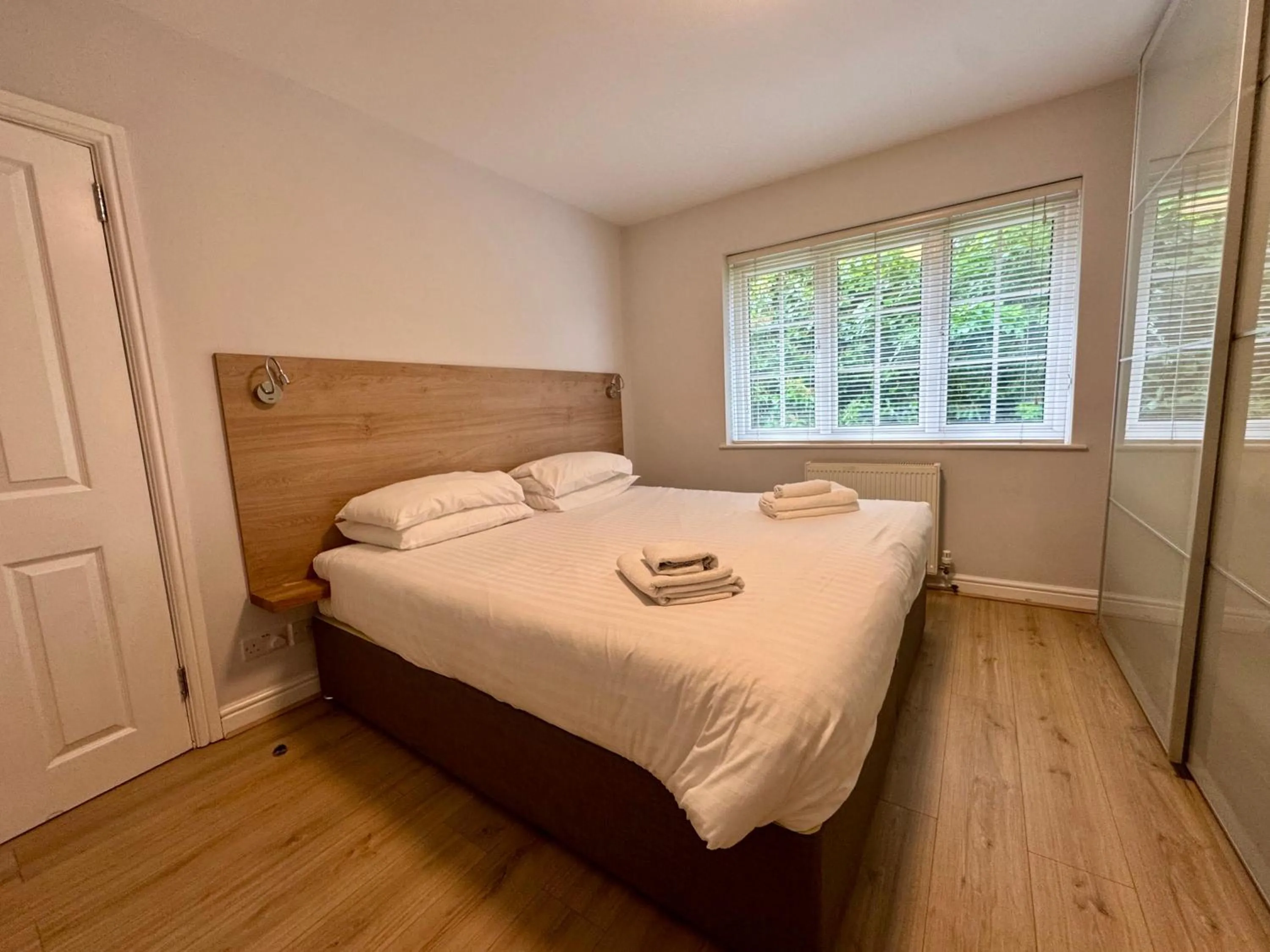 Bed in Brentwood Hotel & Apartments