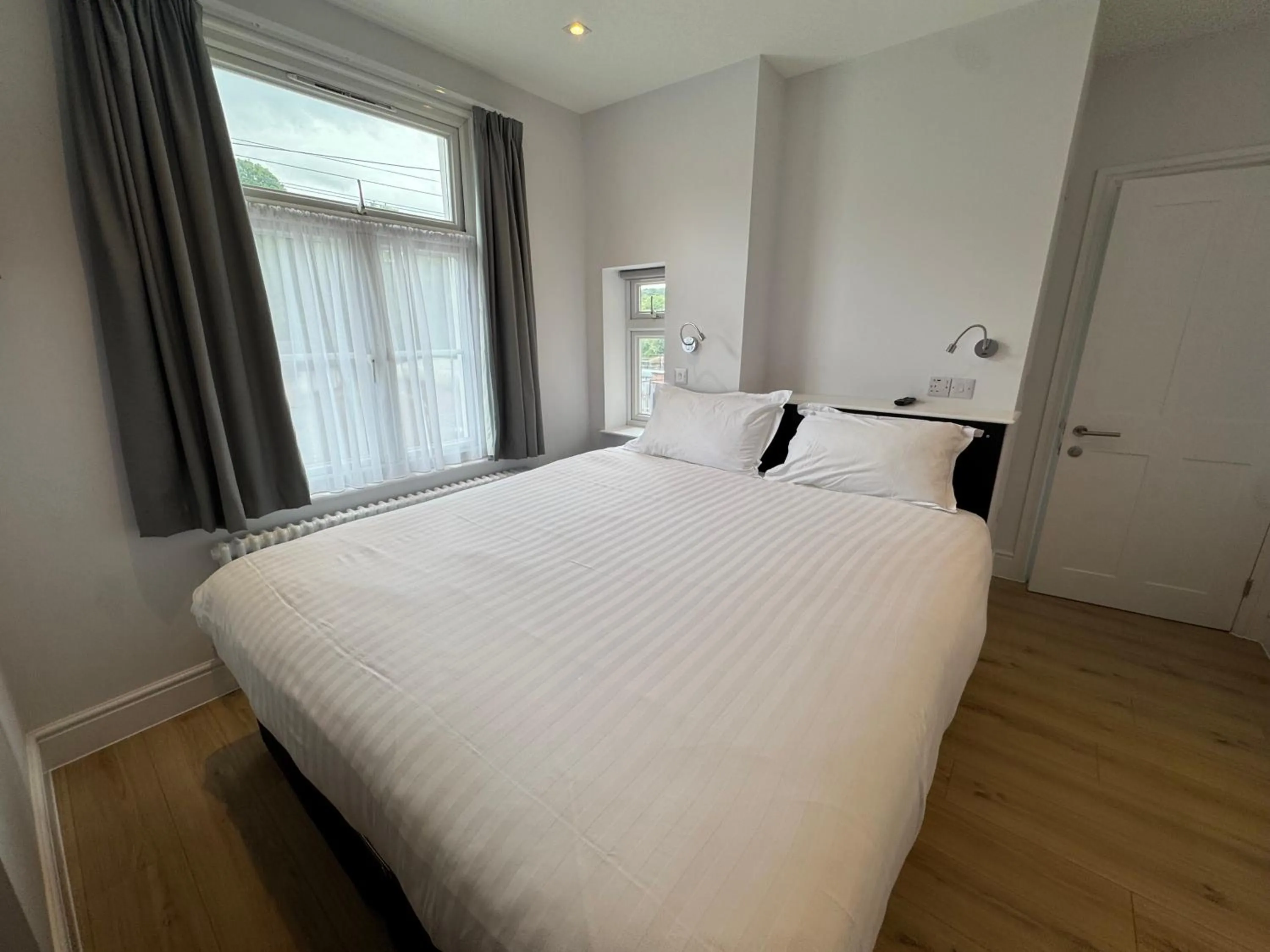 Bed in Brentwood Hotel & Apartments
