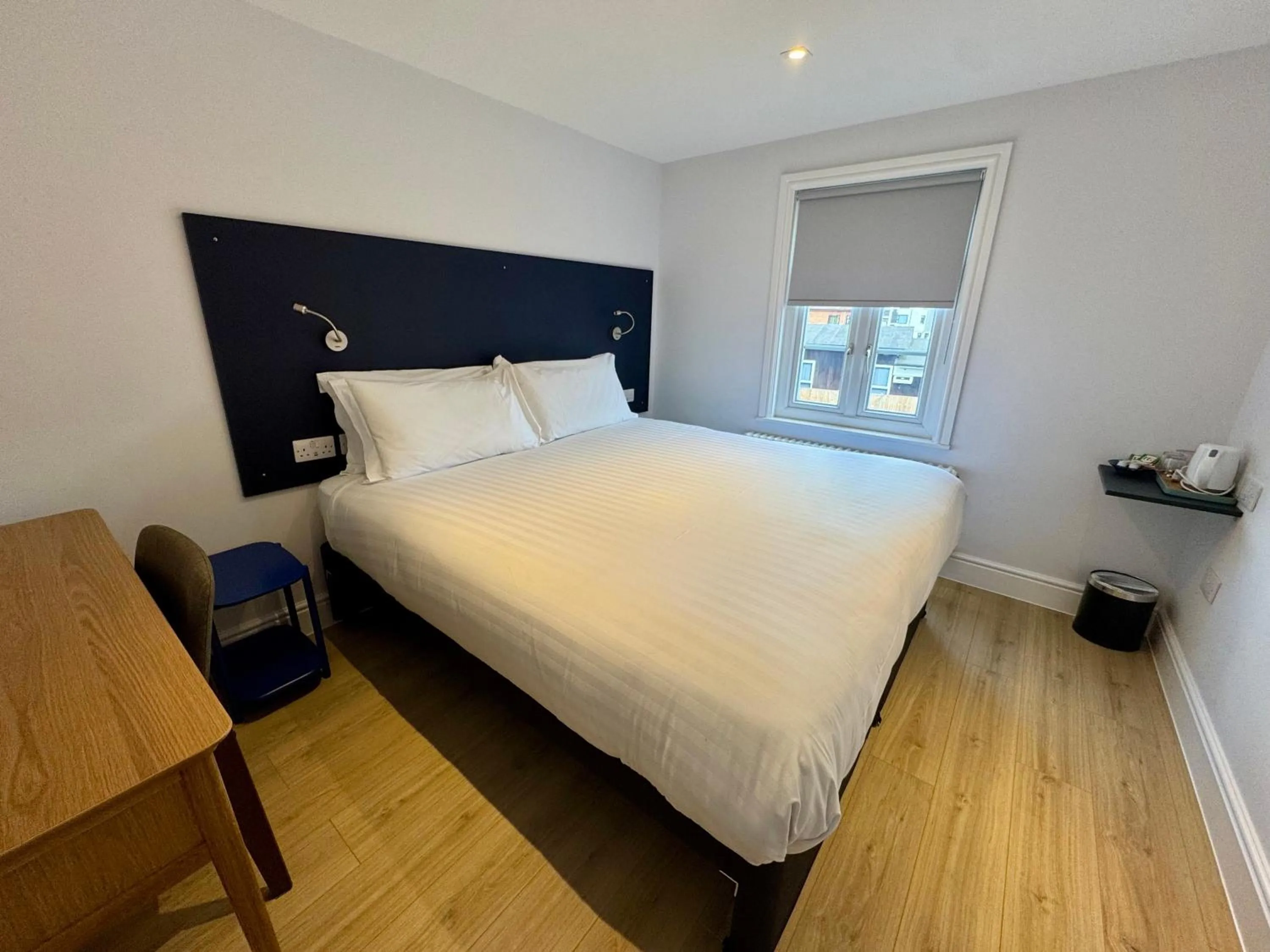 Bed in Brentwood Hotel & Apartments