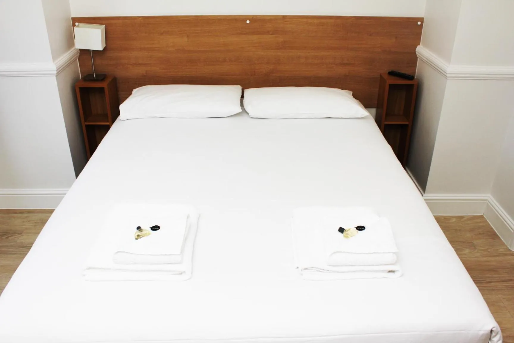 Bed in Brentwood Hotel & Apartments