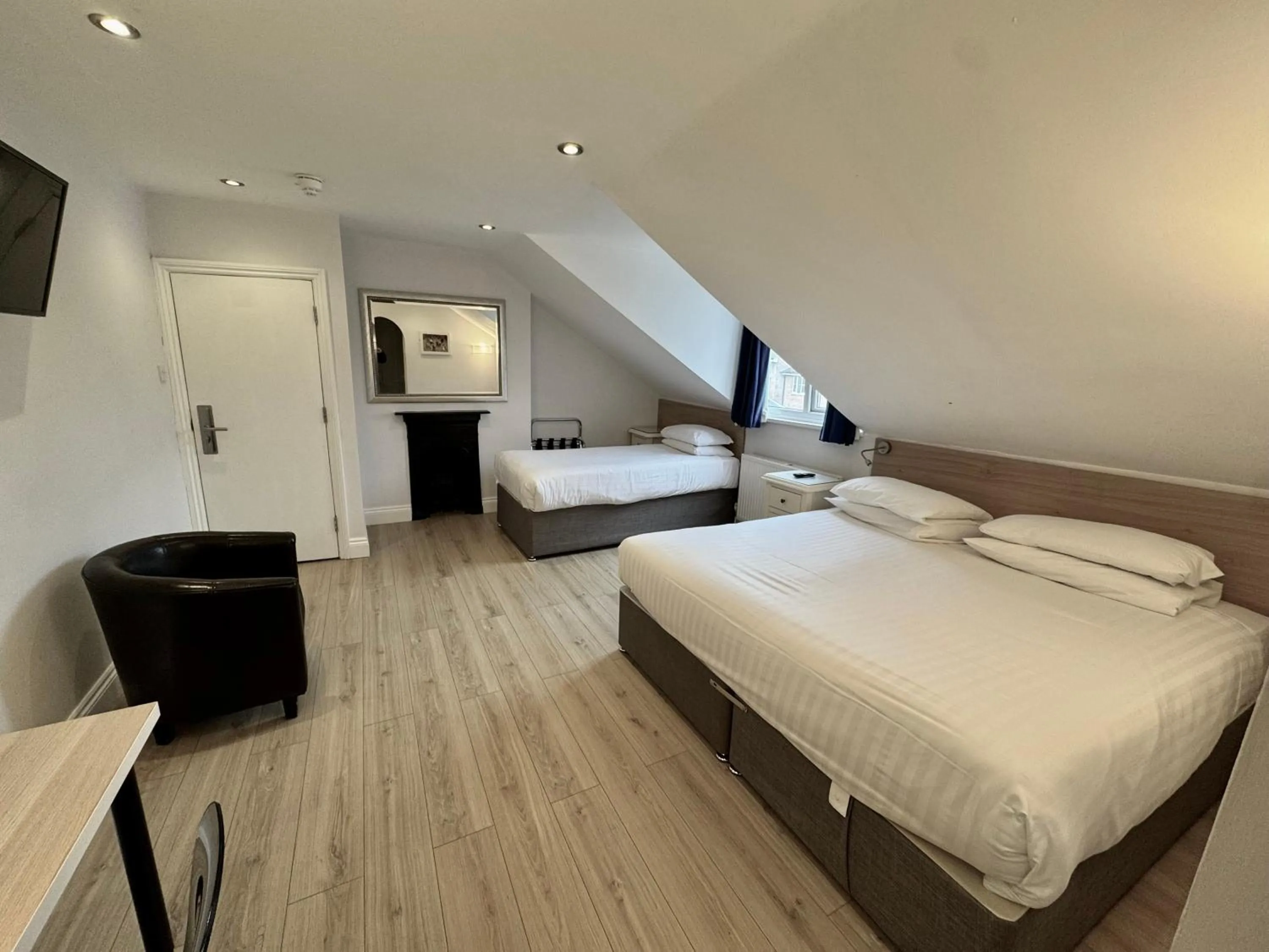 Bed in Brentwood Hotel & Apartments