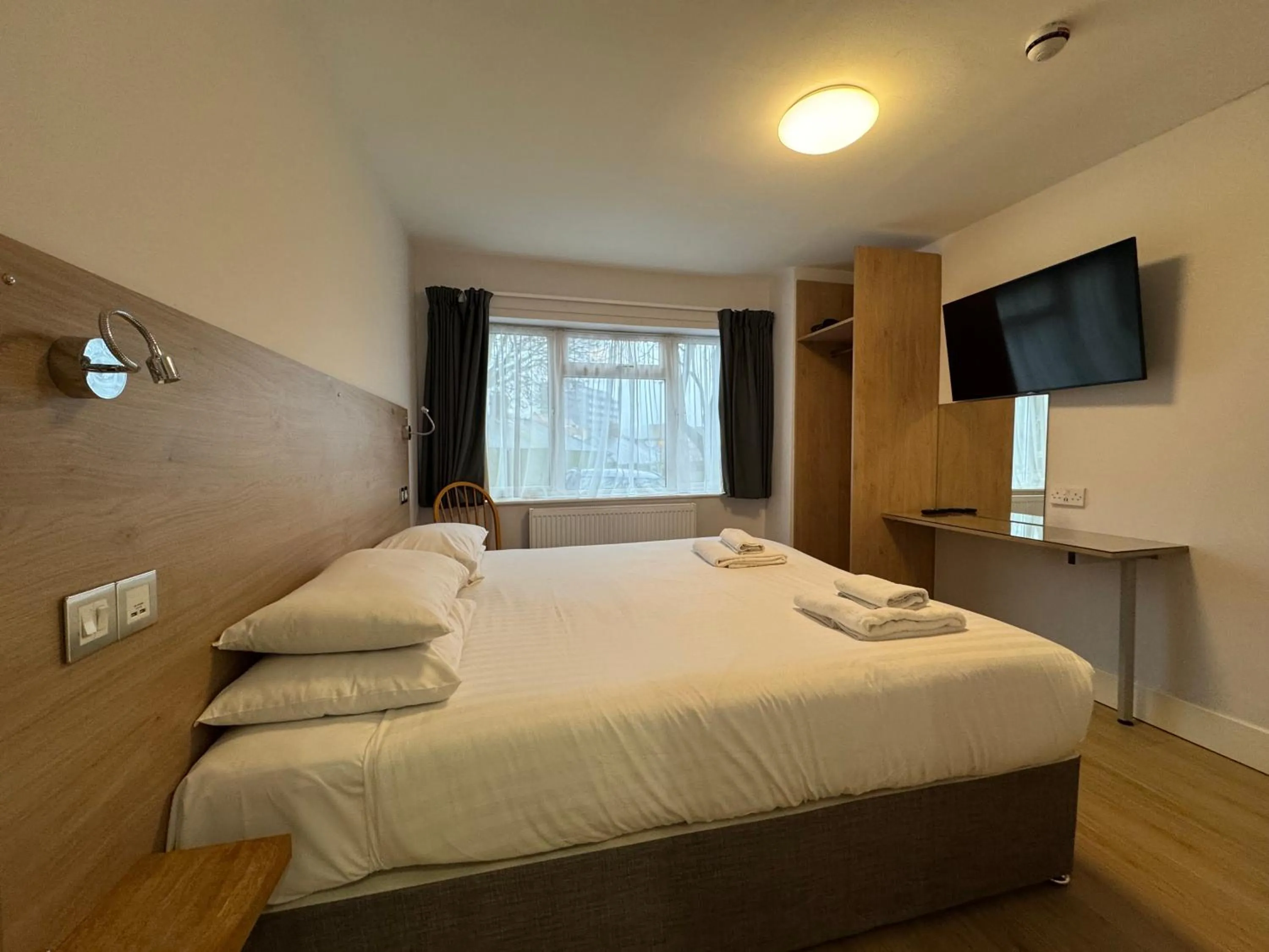 Bed in Brentwood Hotel & Apartments