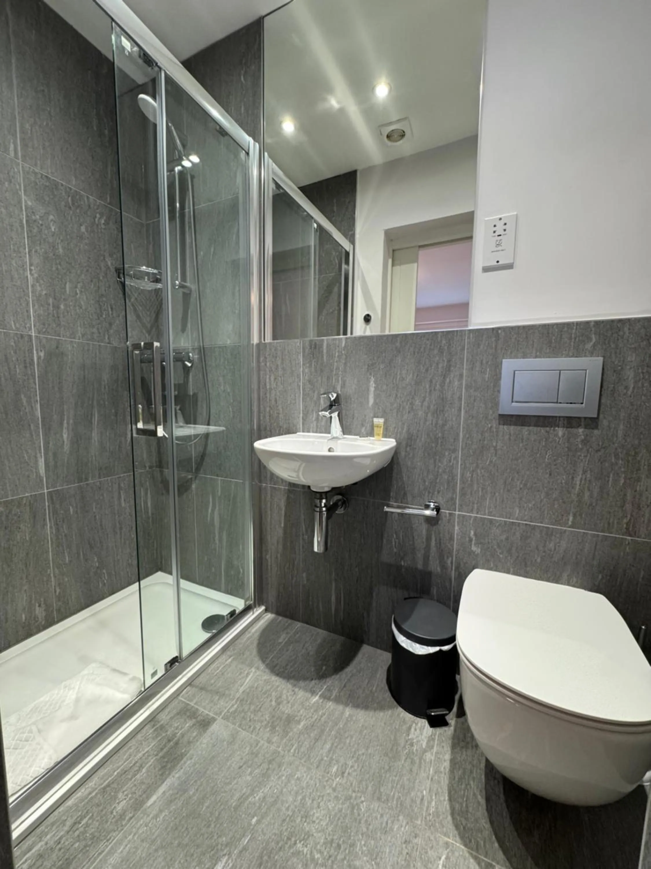 Brentwood Hotel & Apartments